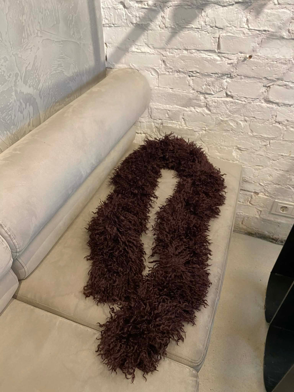 Burgundiškai šokoladinis lamos dirbtinio kailio šalikas “Burgundy Chocolate Lama Faux Fur Scarf 2m”