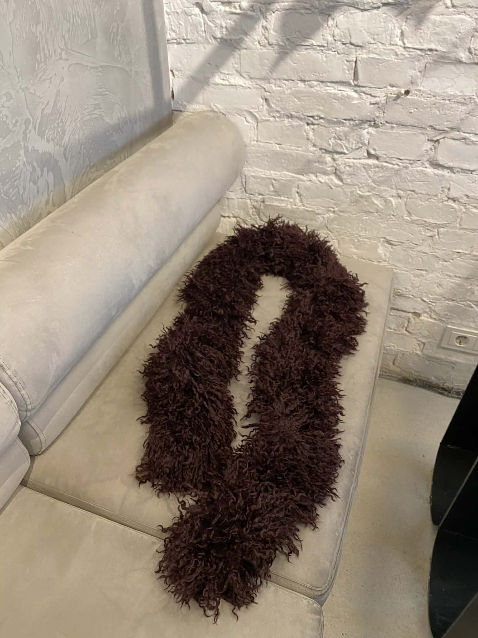 Burgundiškai šokoladinis lamos dirbtinio kailio šalikas “Burgundy Chocolate Lama Faux Fur Scarf 2m”
