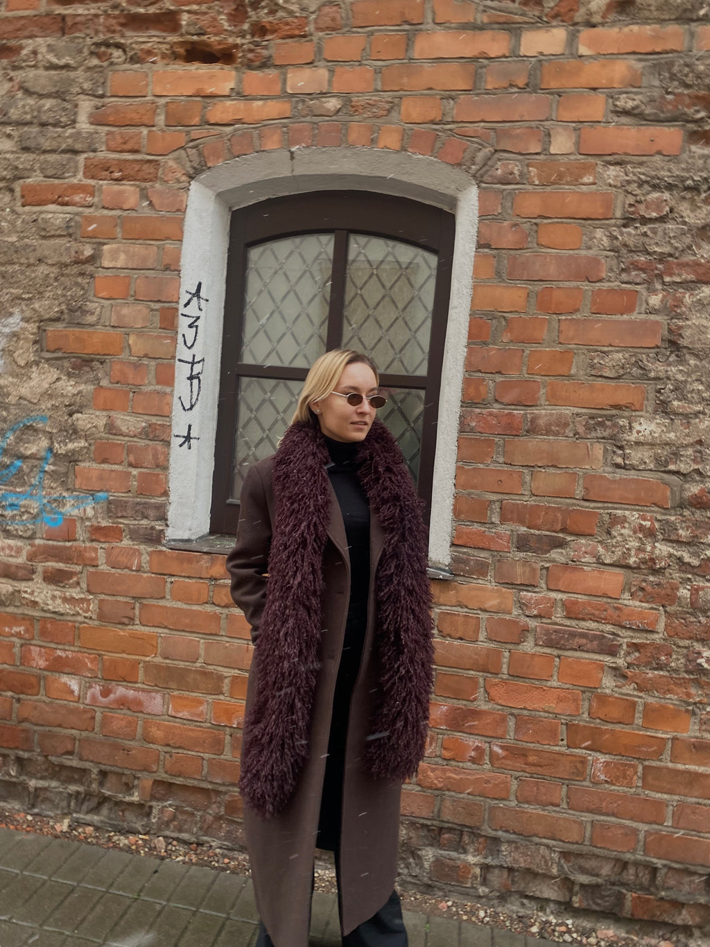 Burgundiškai šokoladinis lamos dirbtinio kailio šalikas “Burgundy Chocolate Lama Faux Fur Scarf 2m”