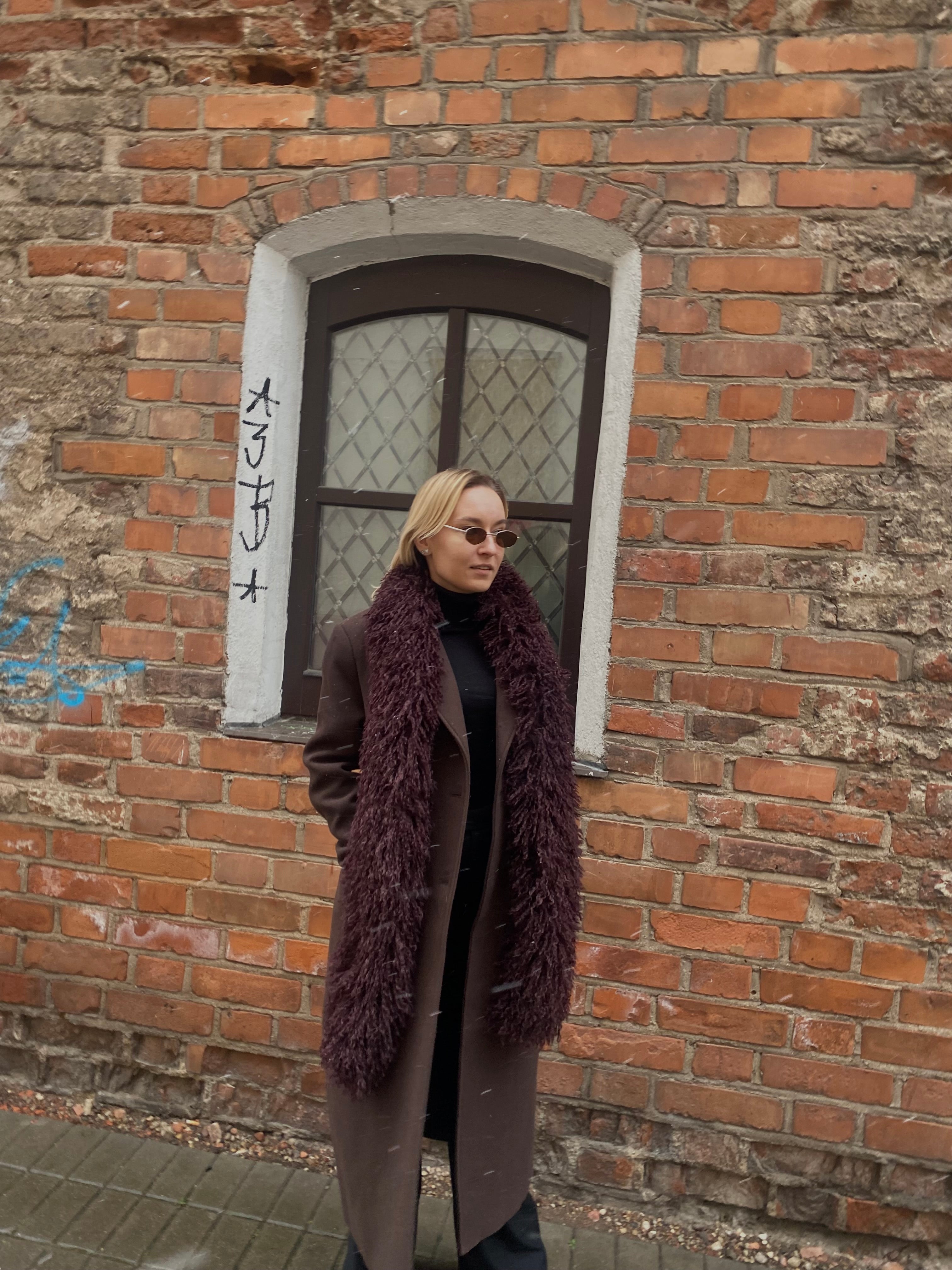 Burgundiškai šokoladinis lamos dirbtinio kailio šalikas “Burgundy Chocolate Lama Faux Fur Scarf 2m”