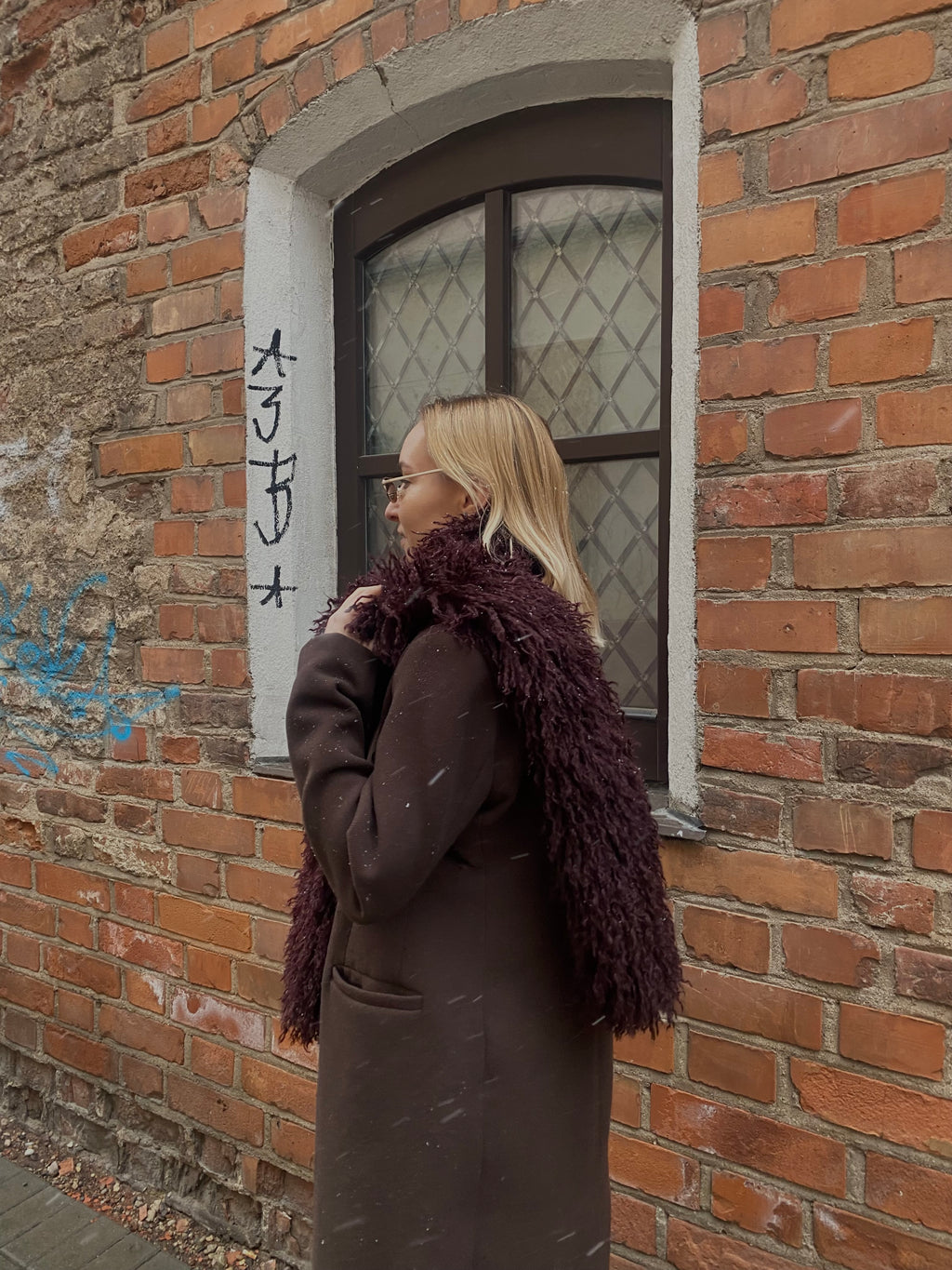 Burgundiškai šokoladinis lamos dirbtinio kailio šalikas “Burgundy Chocolate Lama Faux Fur Scarf 2m”