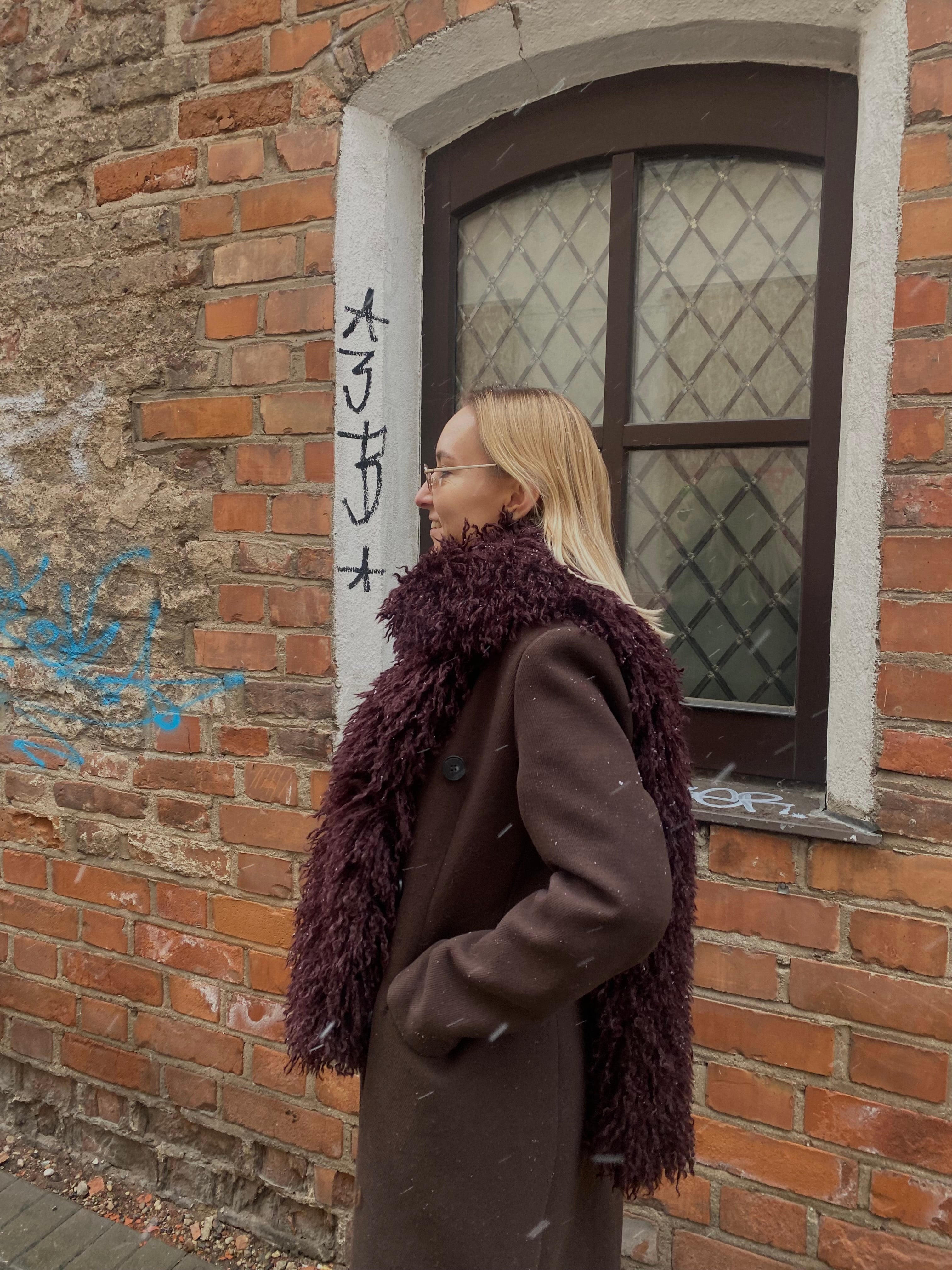 Burgundiškai šokoladinis lamos dirbtinio kailio šalikas “Burgundy Chocolate Lama Faux Fur Scarf 2m”