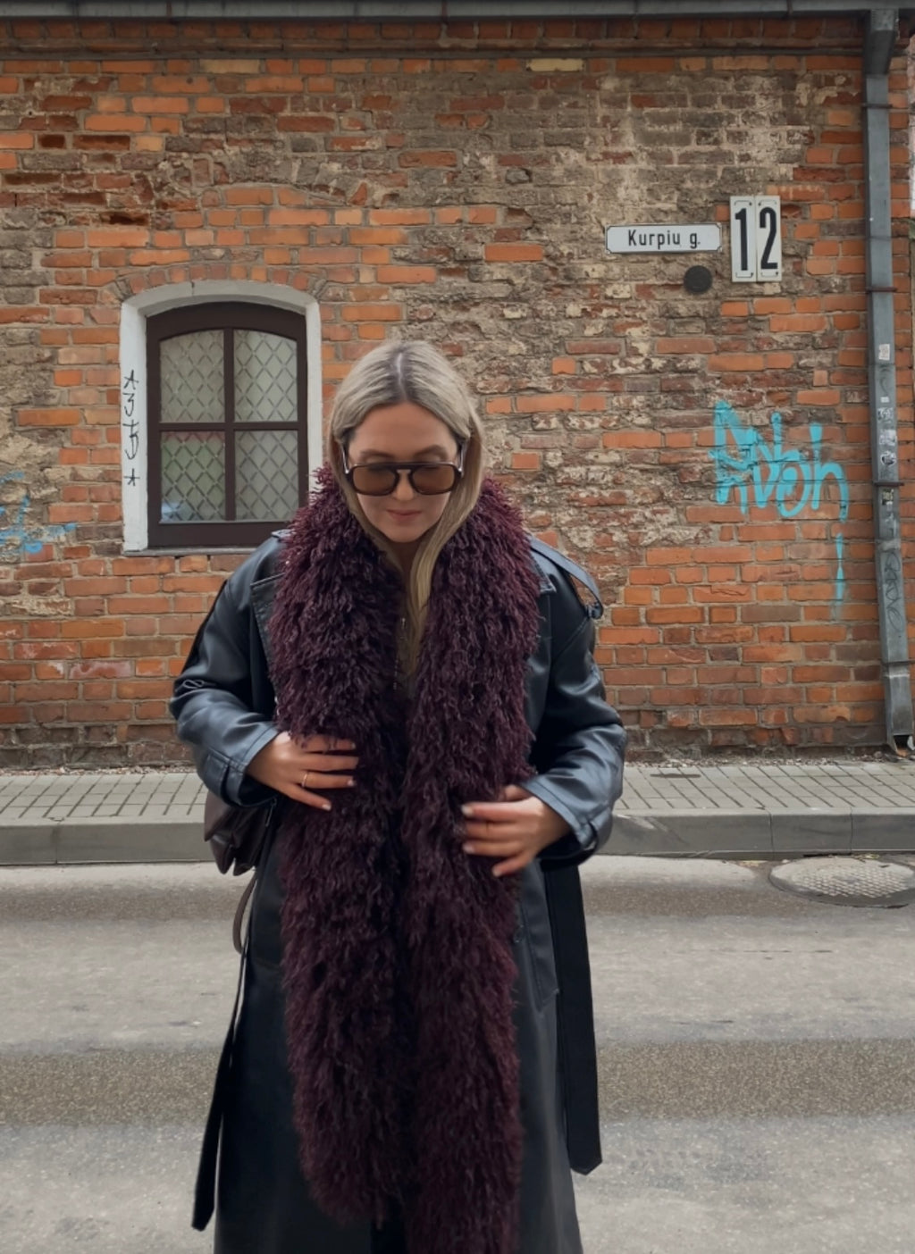 Burgundiškai šokoladinis lamos dirbtinio kailio šalikas “Burgundy Chocolate Lama Faux Fur Scarf 2m”