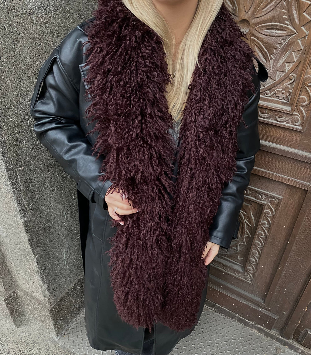 Burgundiškai šokoladinis lamos dirbtinio kailio šalikas “Burgundy Chocolate Lama Faux Fur Scarf 2m”