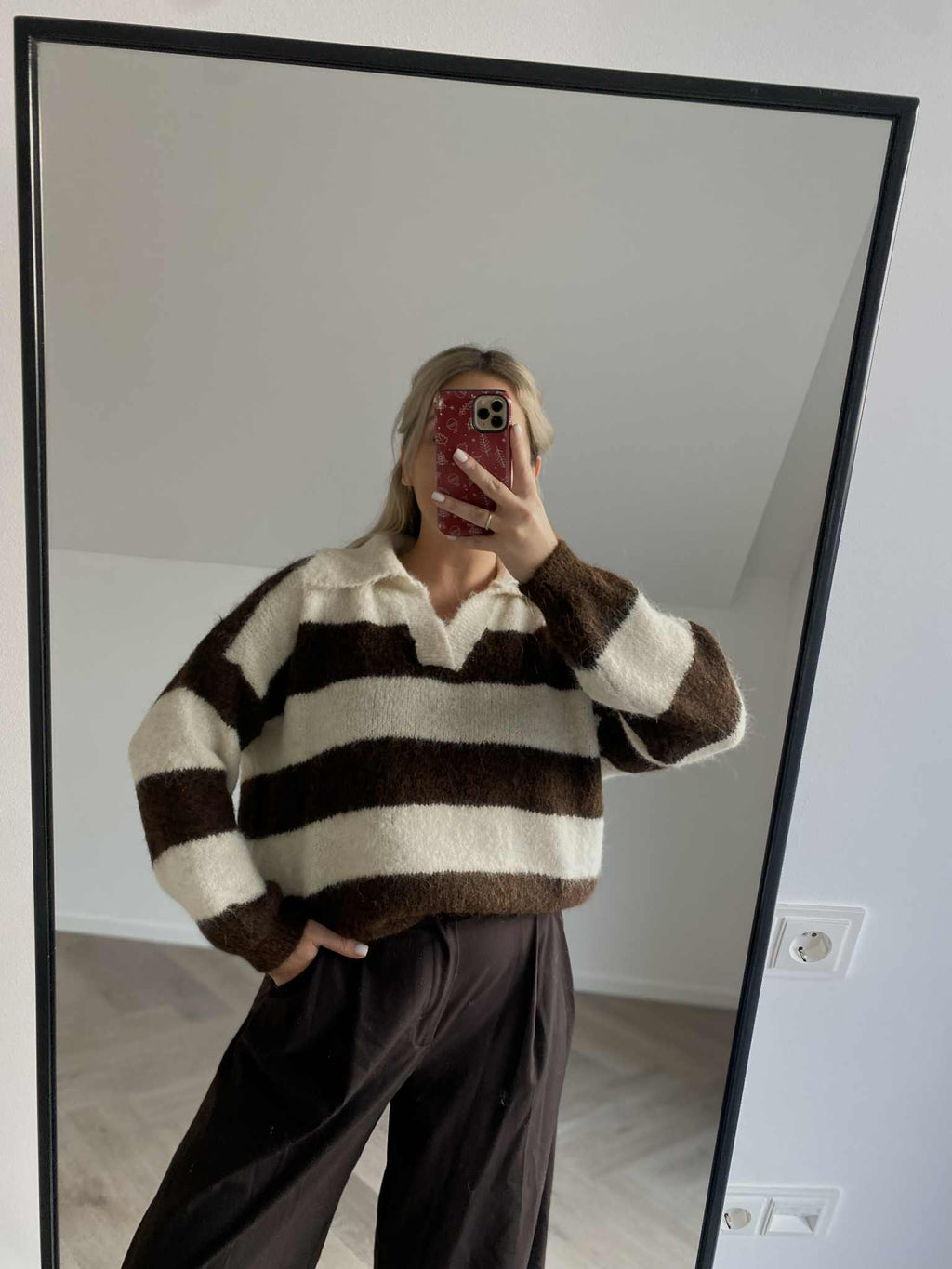 Rudas dryžuotas šiltas megztinis su polo tipo apykakle “Brown Striped Polo Knit Sweater”