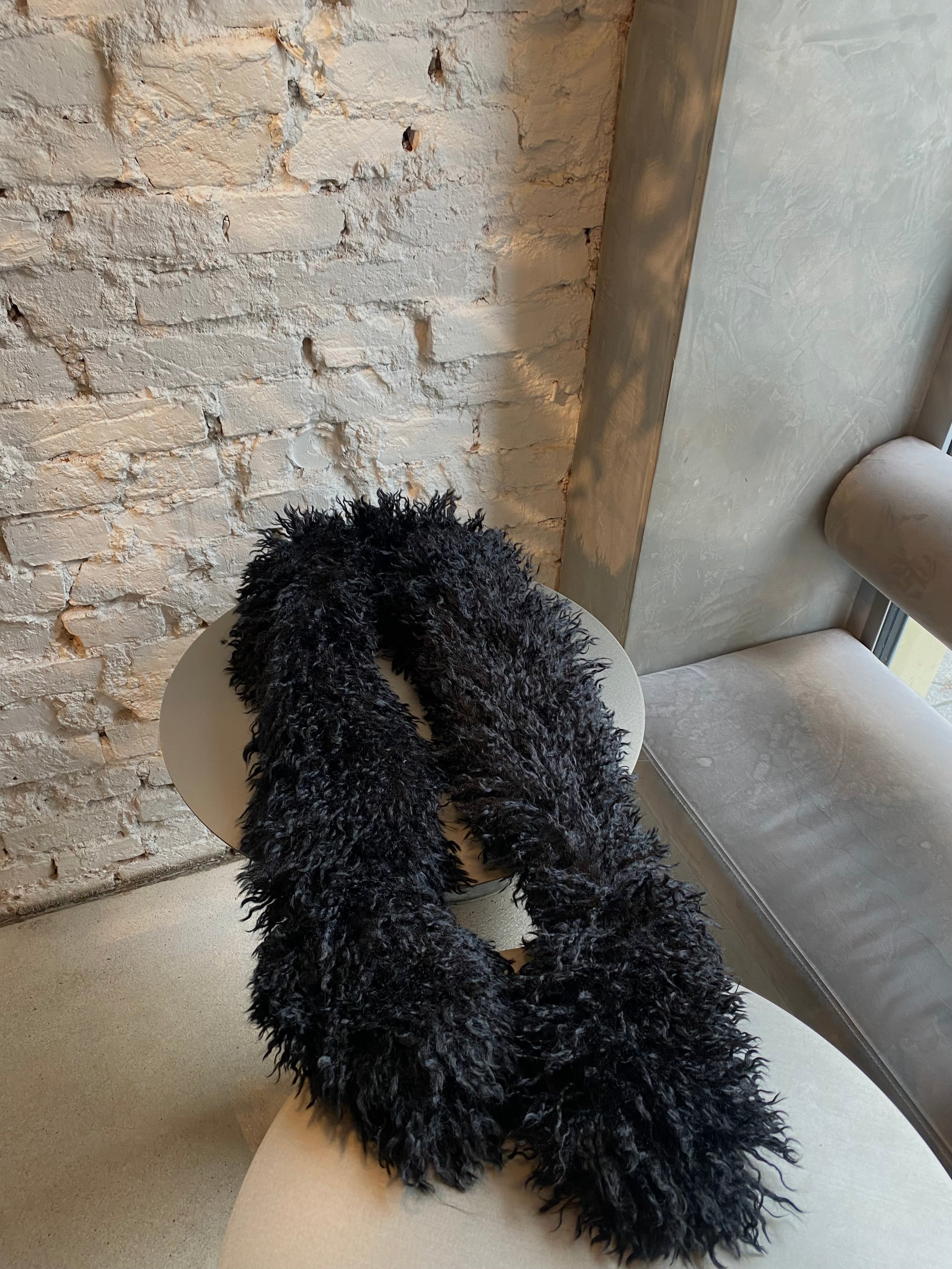 Juodas dirbtinio lamos kailio šalikas “Black Lama Faux Fur Scarf 2m”