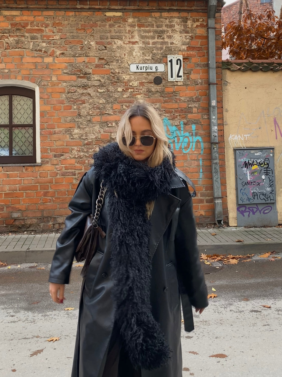 Juodas dirbtinio lamos kailio šalikas “Black Lama Faux Fur Scarf 2m”