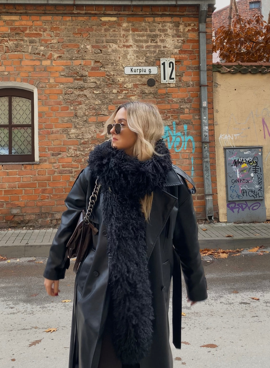 Juodas dirbtinio lamos kailio šalikas “Black Lama Faux Fur Scarf 2m”