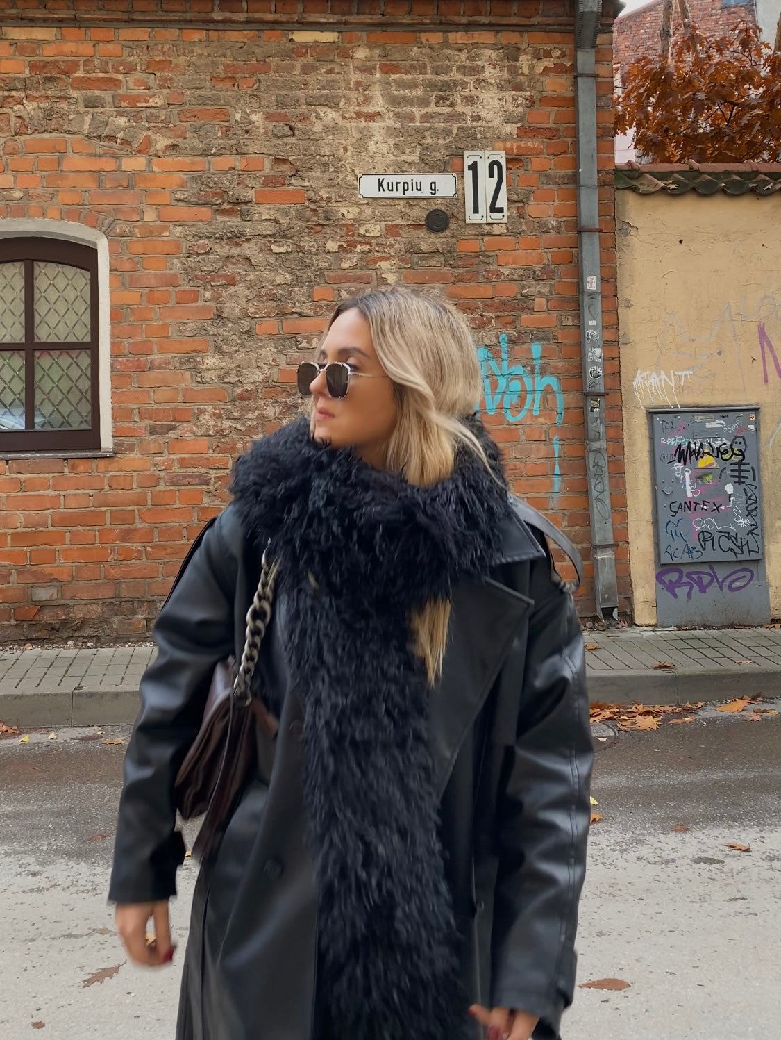Juodas dirbtinio lamos kailio šalikas “Black Lama Faux Fur Scarf 2m”