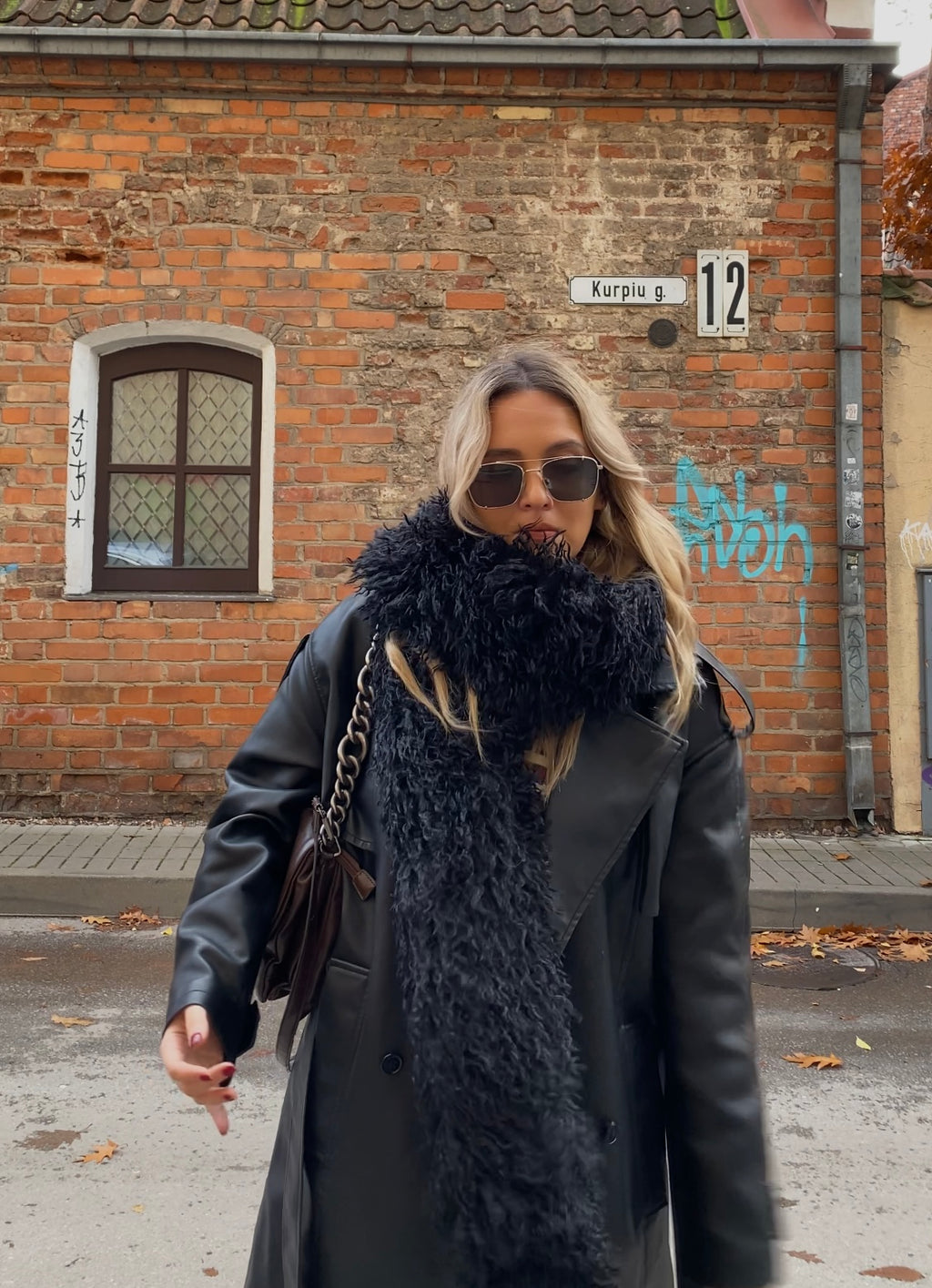 Juodas dirbtinio lamos kailio šalikas “Black Lama Faux Fur Scarf 2m”