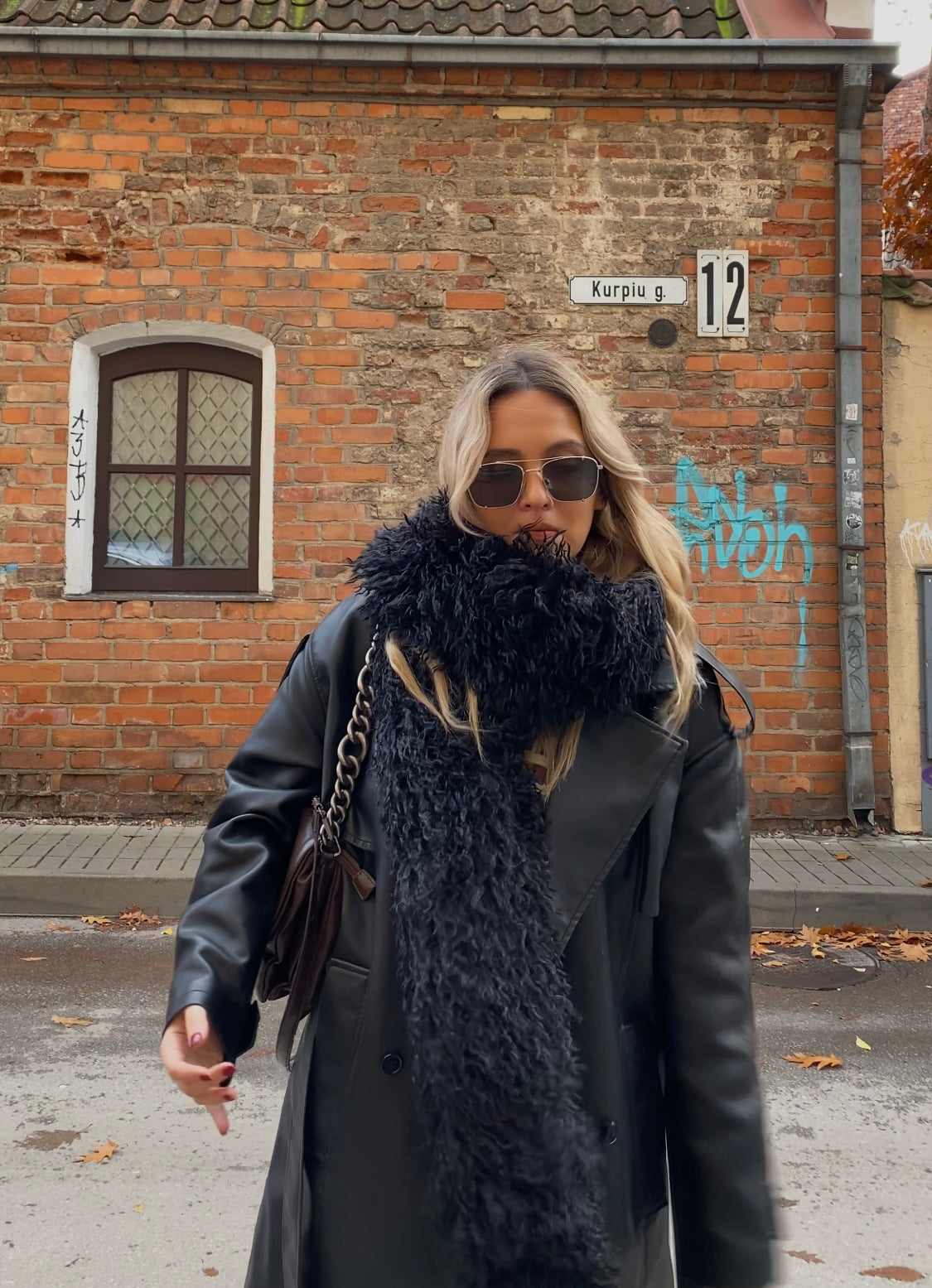 Juodas dirbtinio lamos kailio šalikas “Black Lama Faux Fur Scarf 2m”