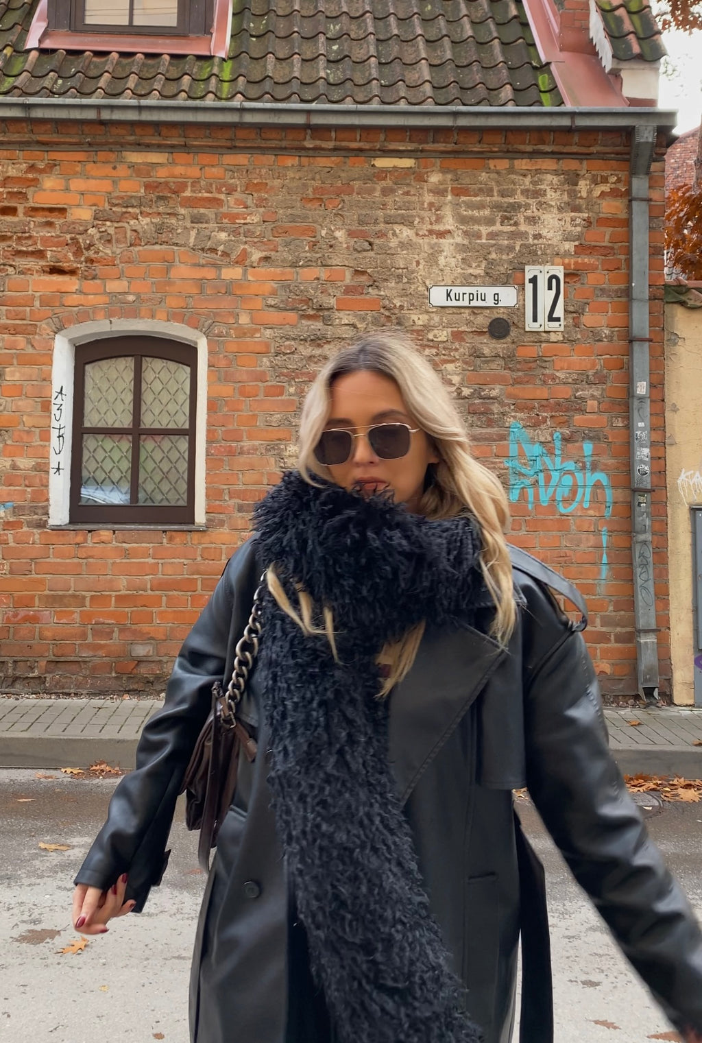 Juodas dirbtinio lamos kailio šalikas “Black Lama Faux Fur Scarf 2m”