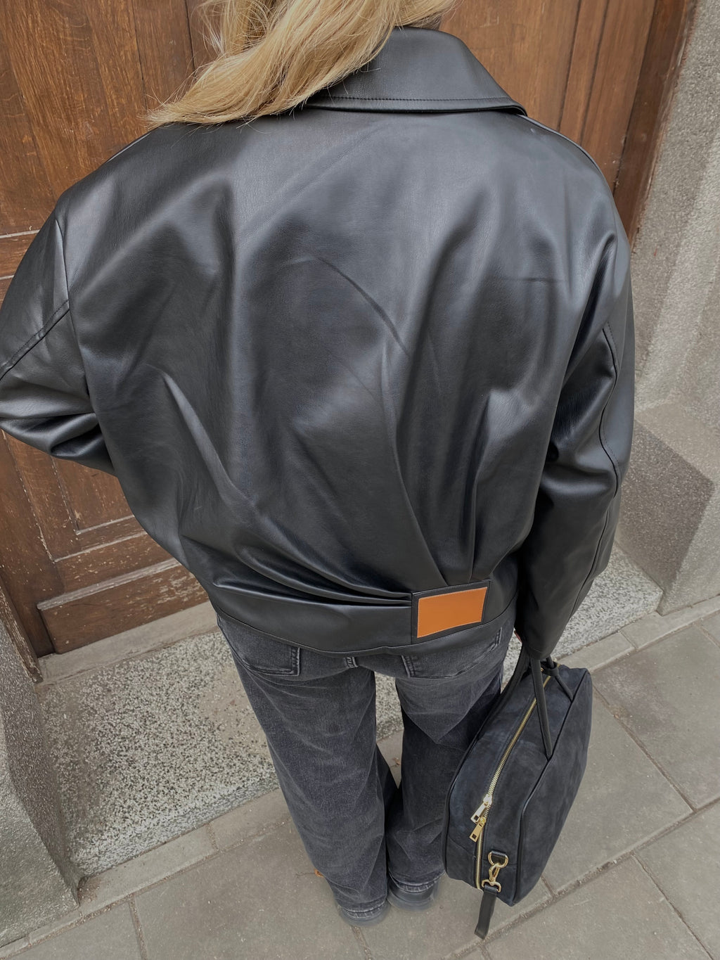 Juoda eko odos striukė su įsiuvu nugaroje „Noire Form Jacket“