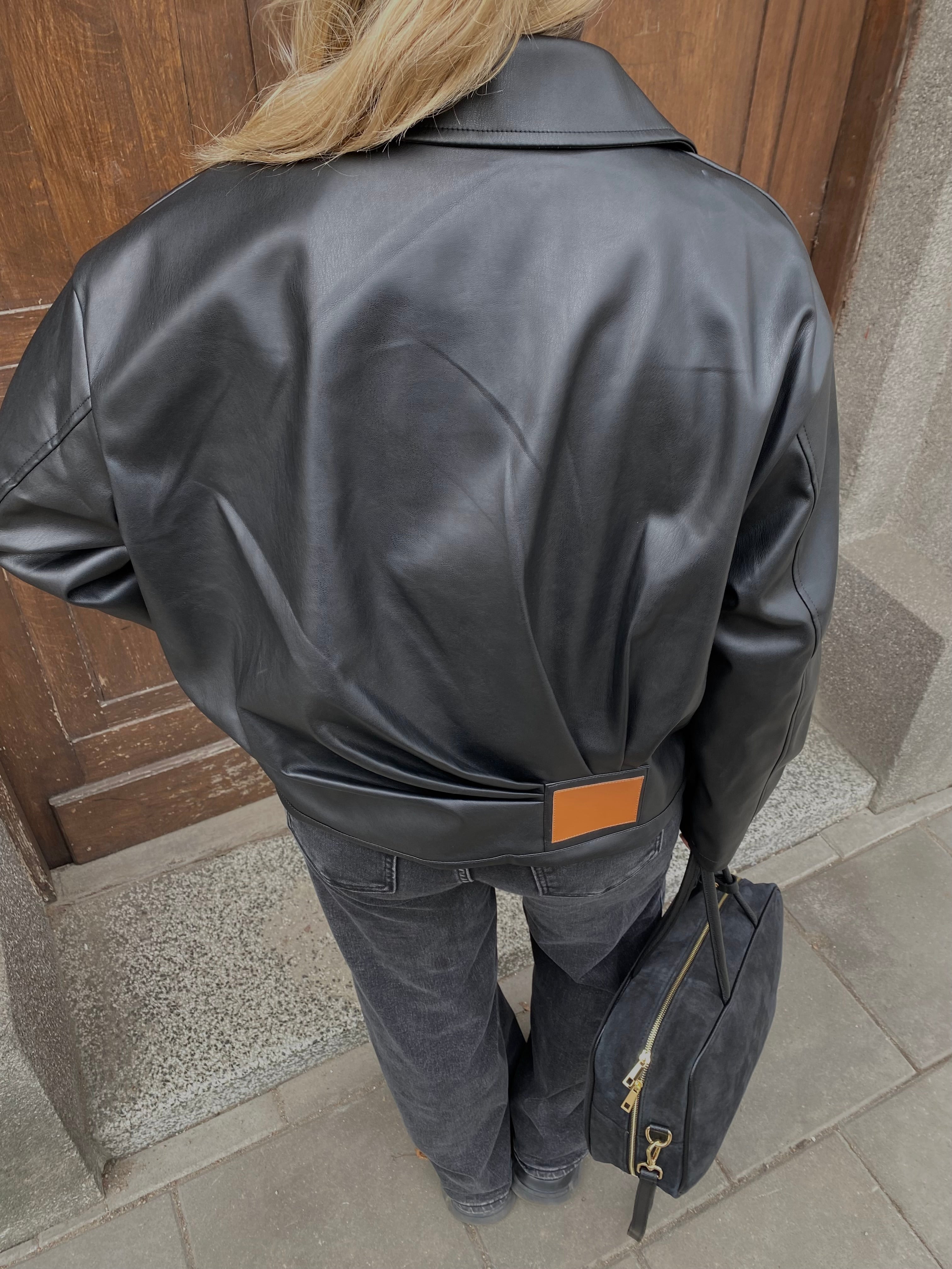 Juoda eko odos striukė su įsiuvu nugaroje „Noire Form Jacket“