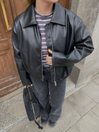 Juoda eko odos striukė su įsiuvu nugaroje „Noire Form Jacket“