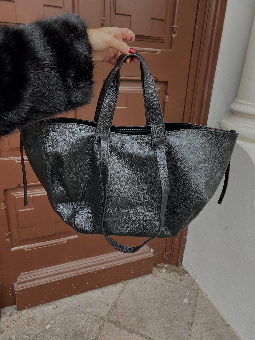 Natūralios odos juoda rankinė “Black Leather Elegance”