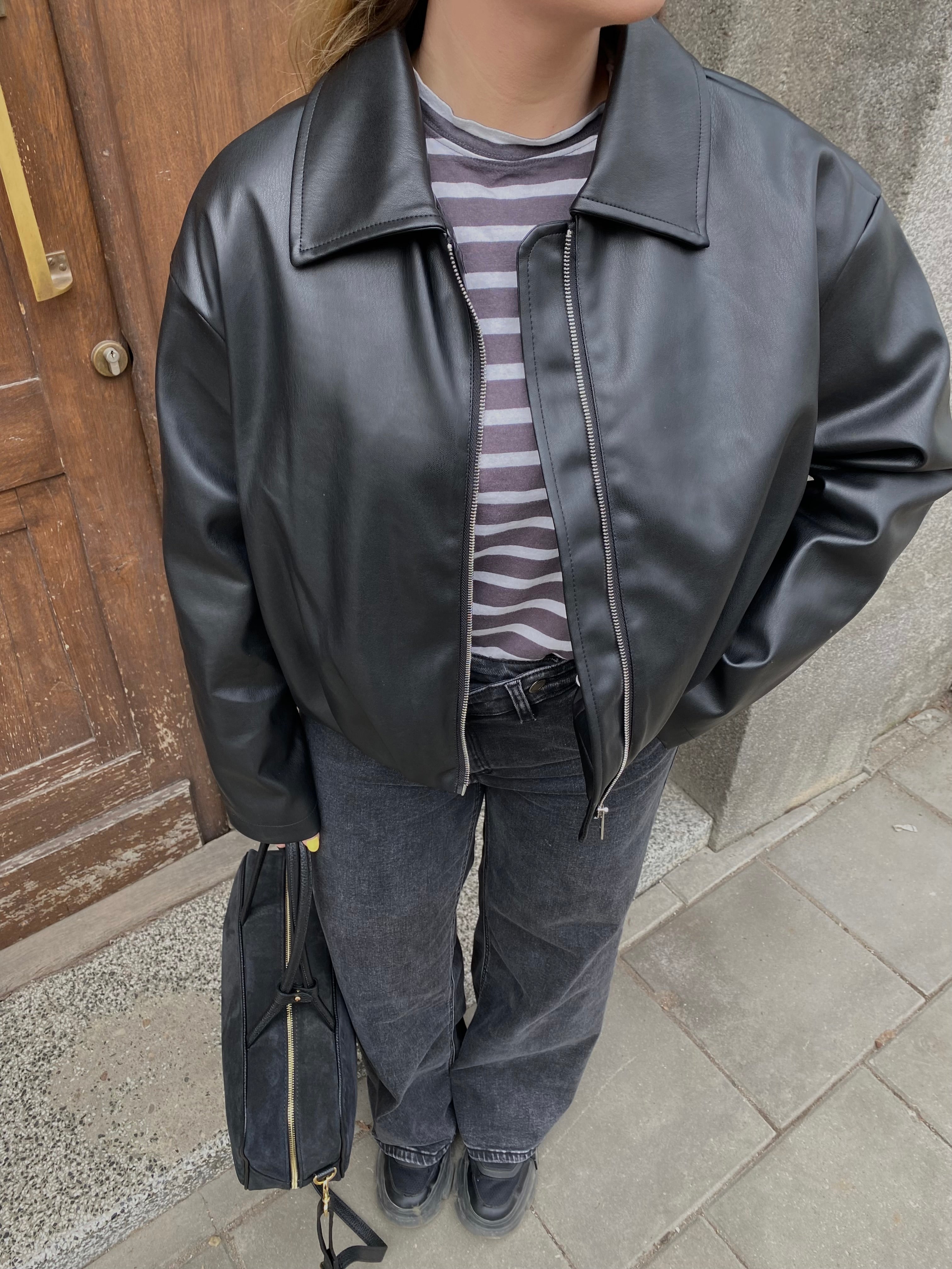 Juoda eko odos striukė su įsiuvu nugaroje „Noire Form Jacket“