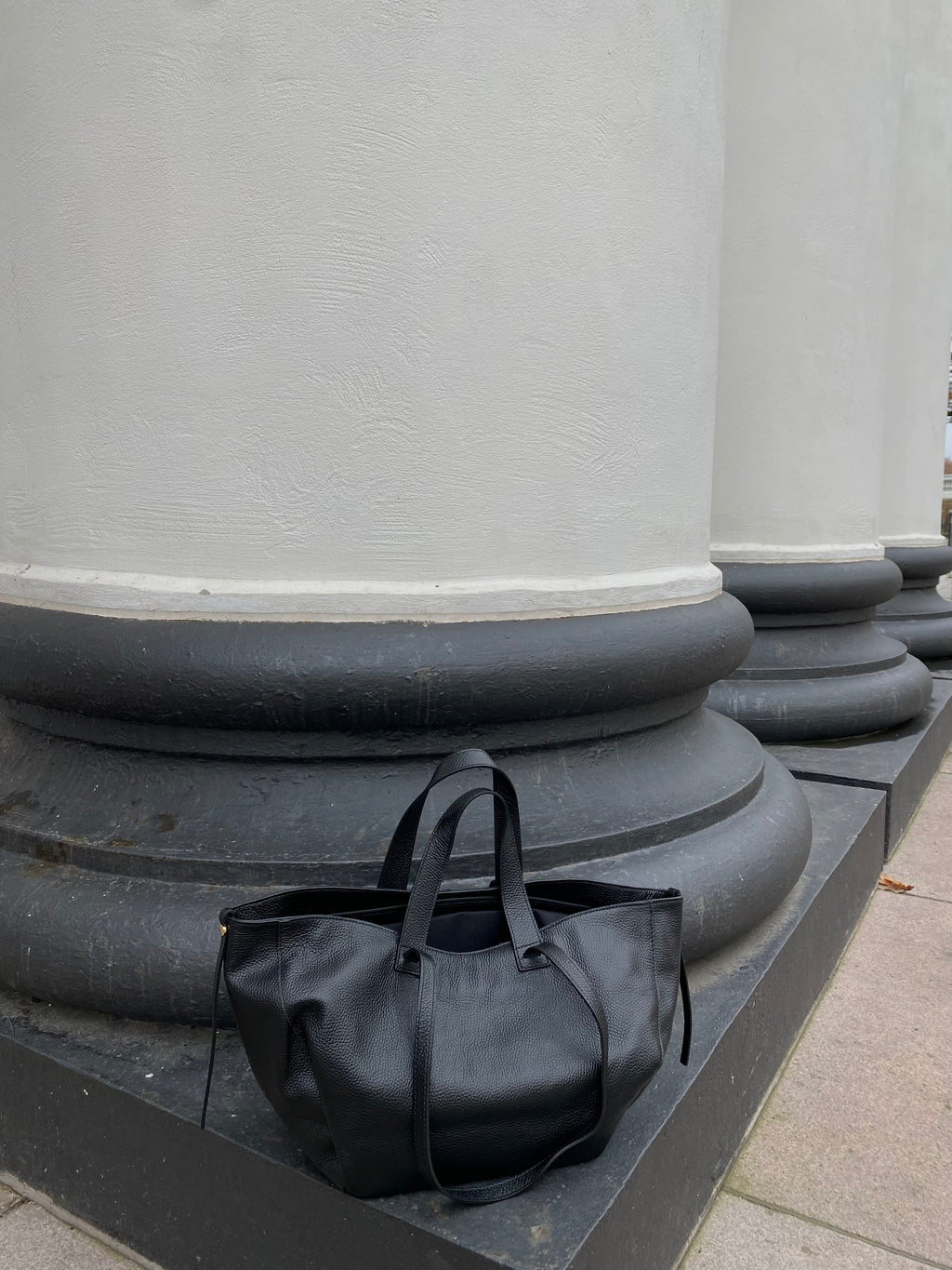 Natūralios odos juoda rankinė “Black Leather Elegance”