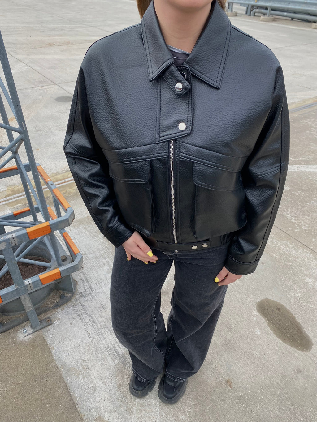 Juoda eko odos stilinga striukė „Kaia Urban Jacket“