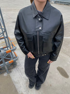 Juoda eko odos stilinga striukė „Kaia Urban Jacket“