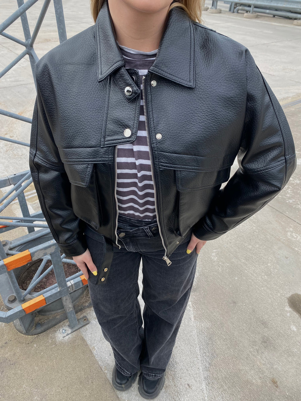Juoda eko odos stilinga striukė „Kaia Urban Jacket“