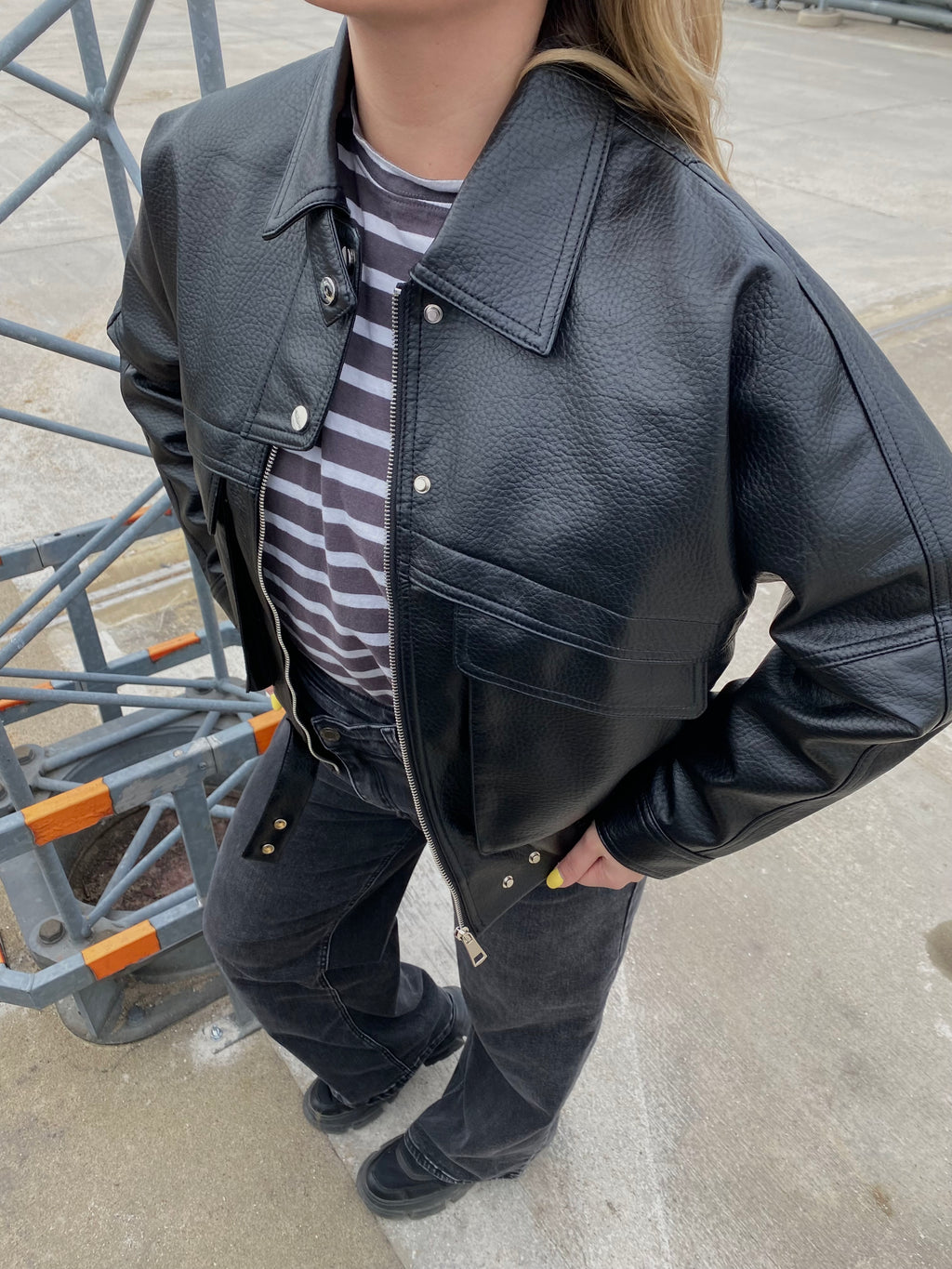 Juoda eko odos stilinga striukė „Kaia Urban Jacket“