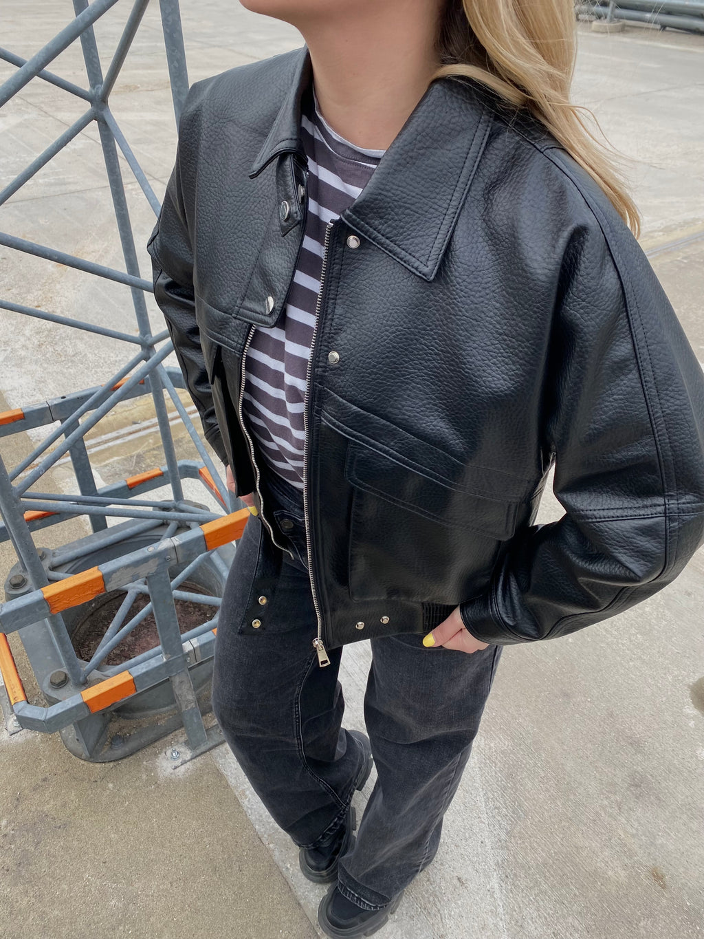 Juoda eko odos stilinga striukė „Kaia Urban Jacket“