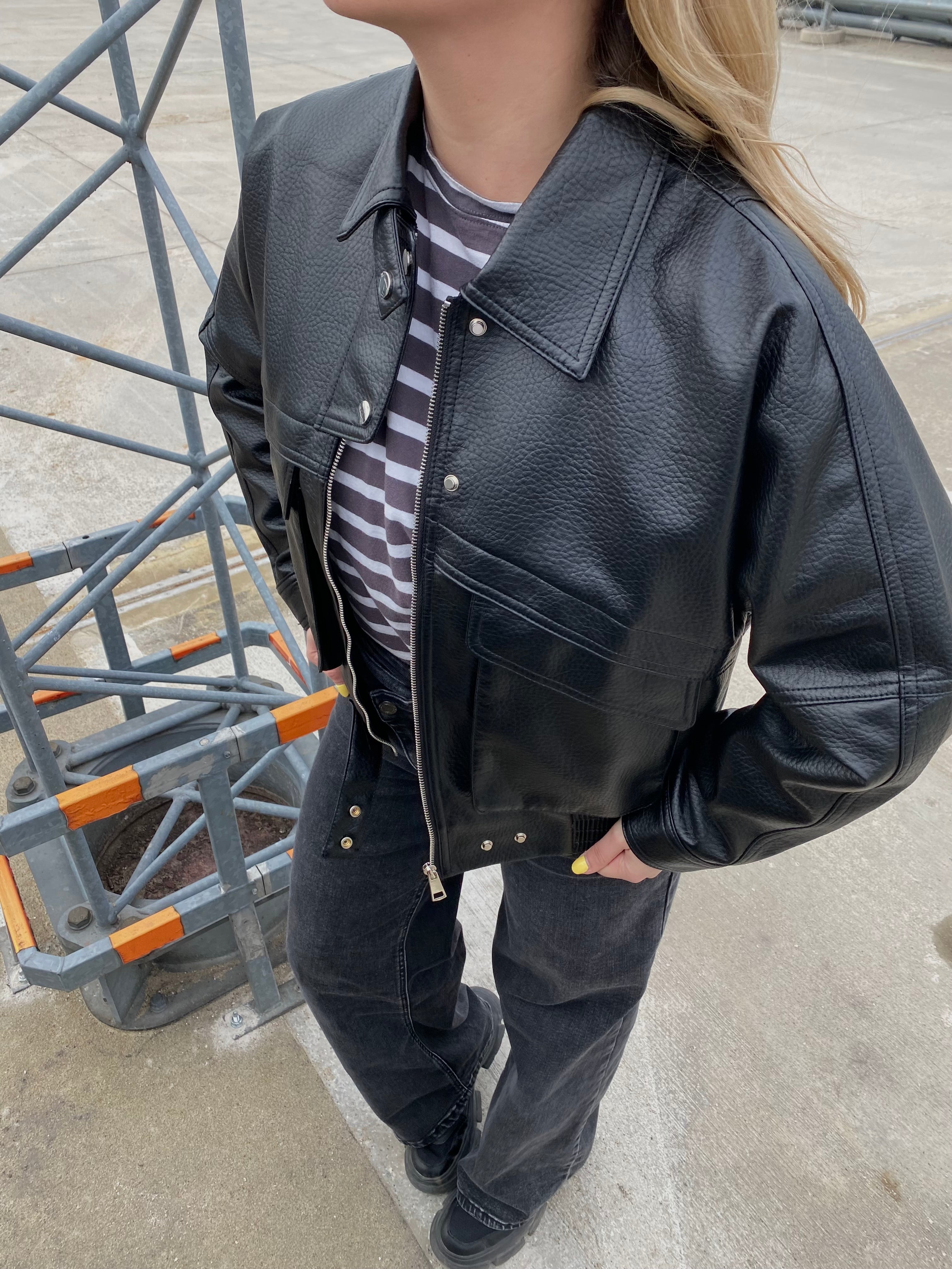Juoda eko odos stilinga striukė „Kaia Urban Jacket“