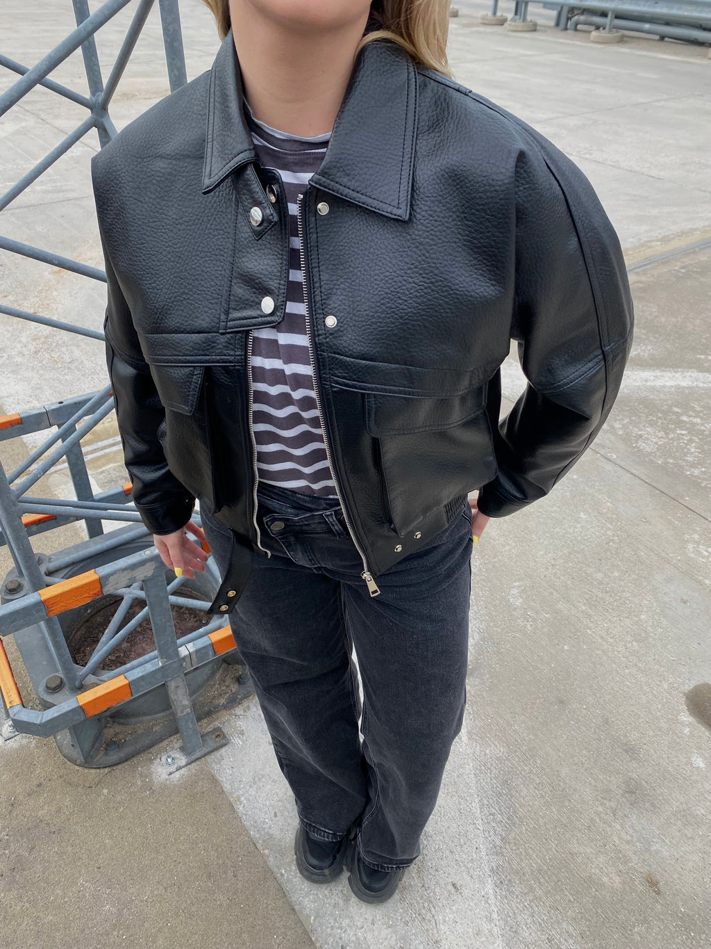 Juoda eko odos stilinga striukė „Kaia Urban Jacket“