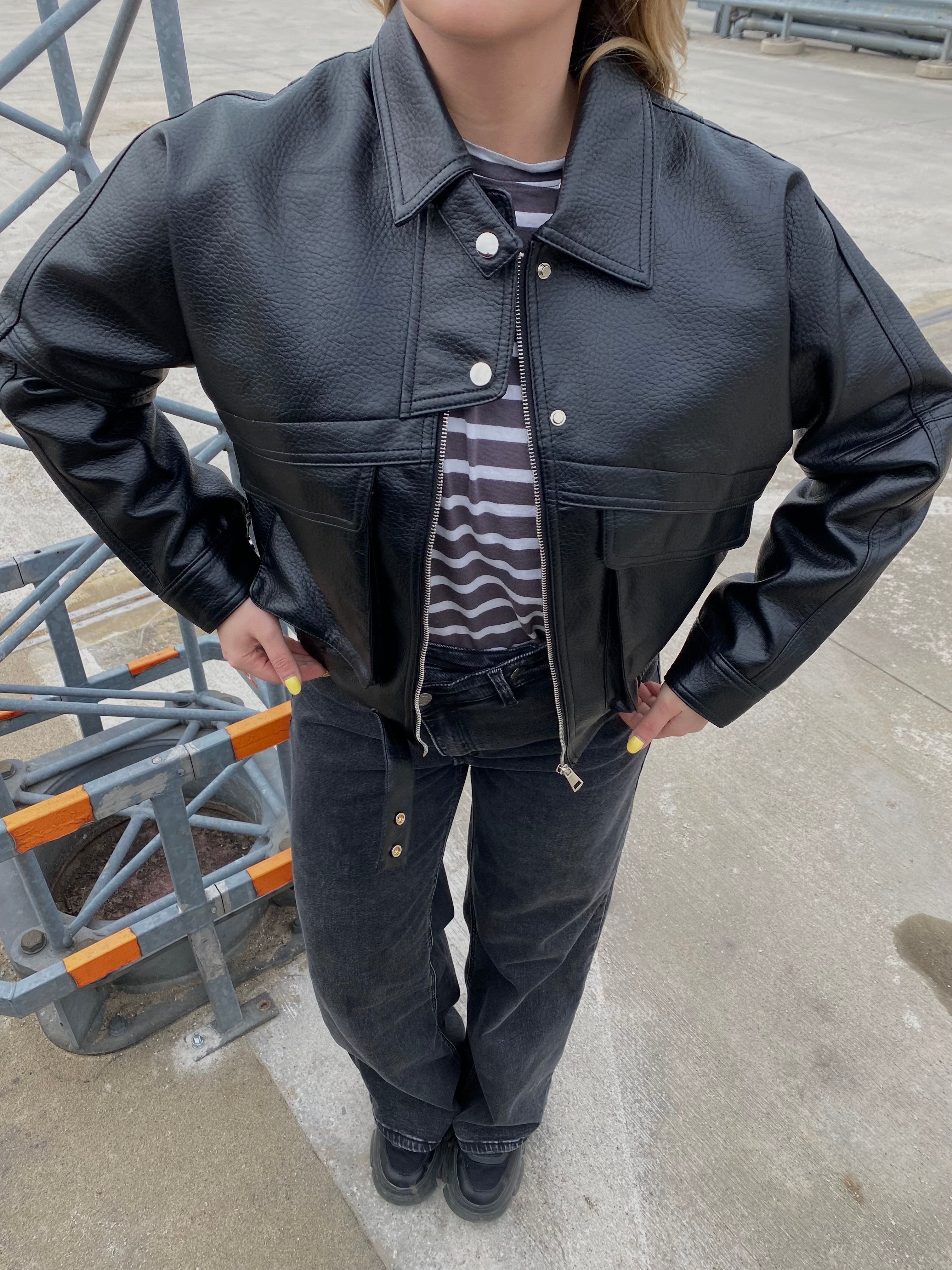 Juoda eko odos stilinga striukė „Kaia Urban Jacket“