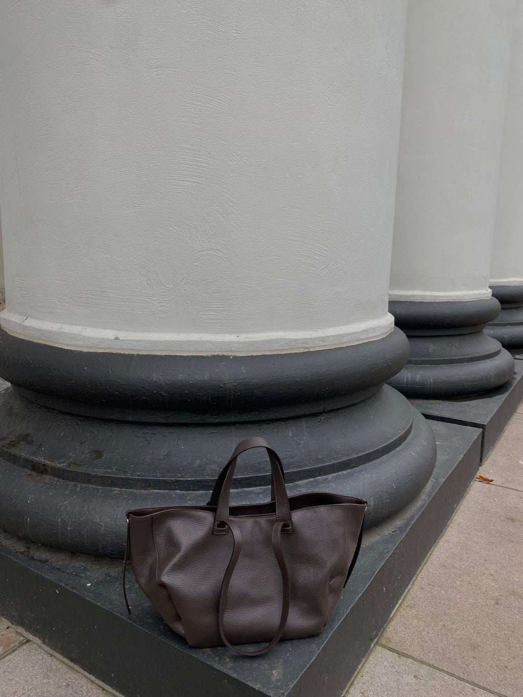 Natūralios odos šokoladinės spalvos rankinė “Chocolate Leather Elegance”