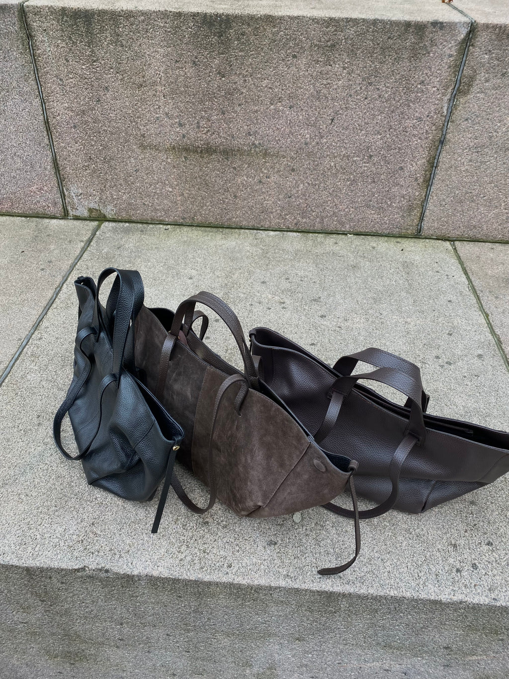 Natūralios odos juoda rankinė “Black Leather Elegance”