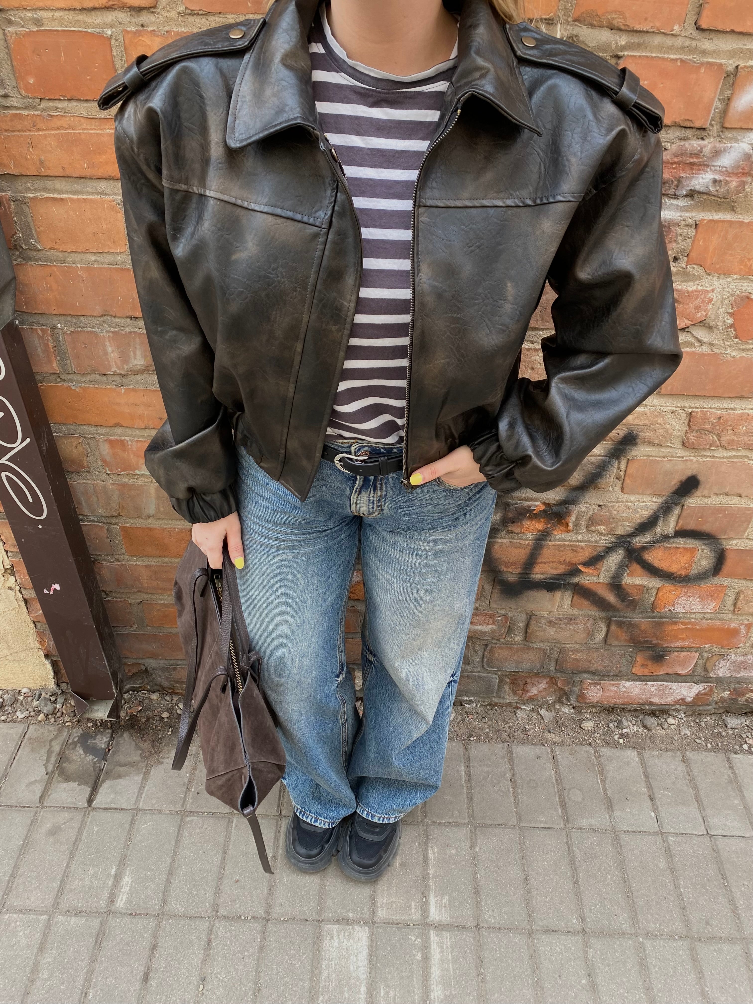 Premium tamsi chaki dirbtinės odos striukė su petukais „Velmora Structured Jacket“