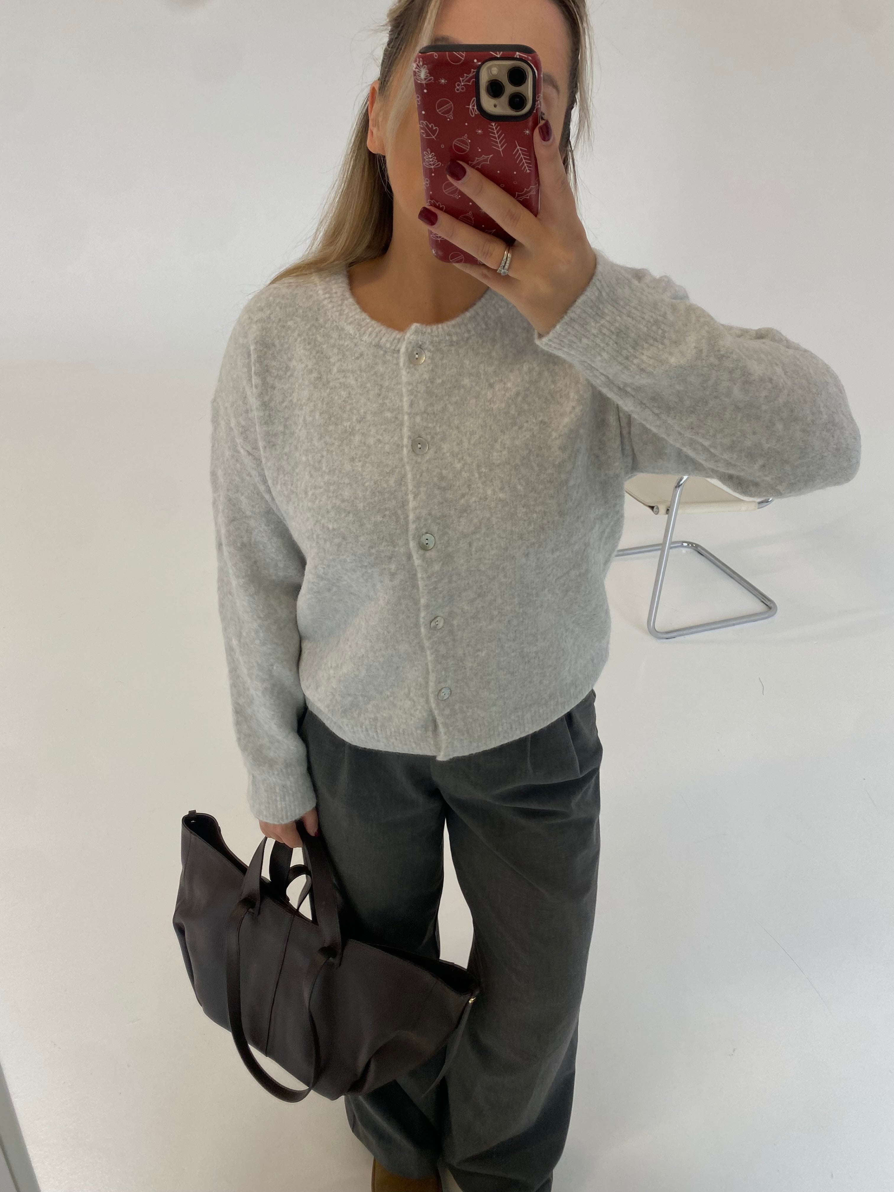 Jaukus pilkas susagstomas megztinis “Grey Hugs”