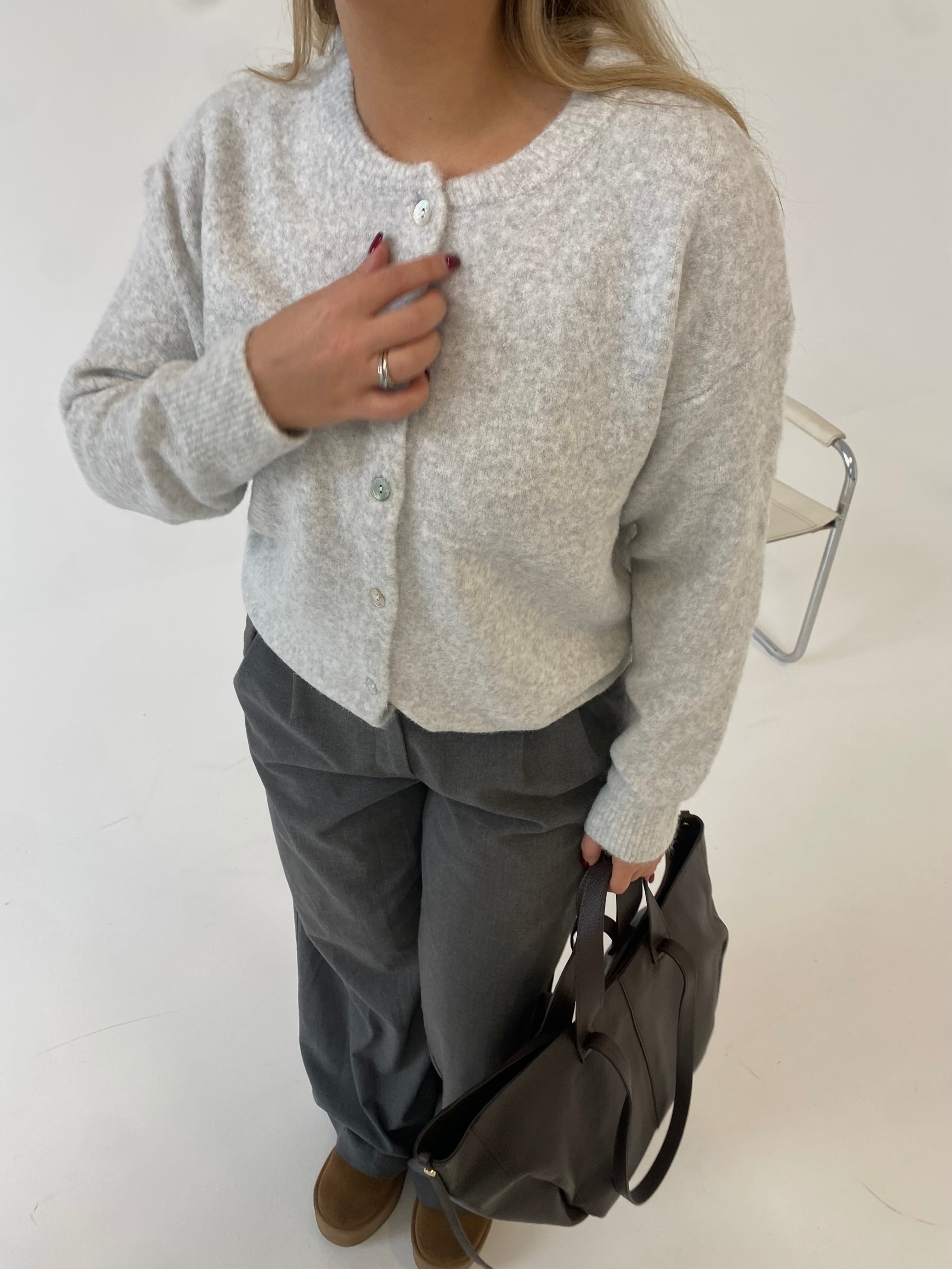 Jaukus pilkas susagstomas megztinis “Grey Hugs”