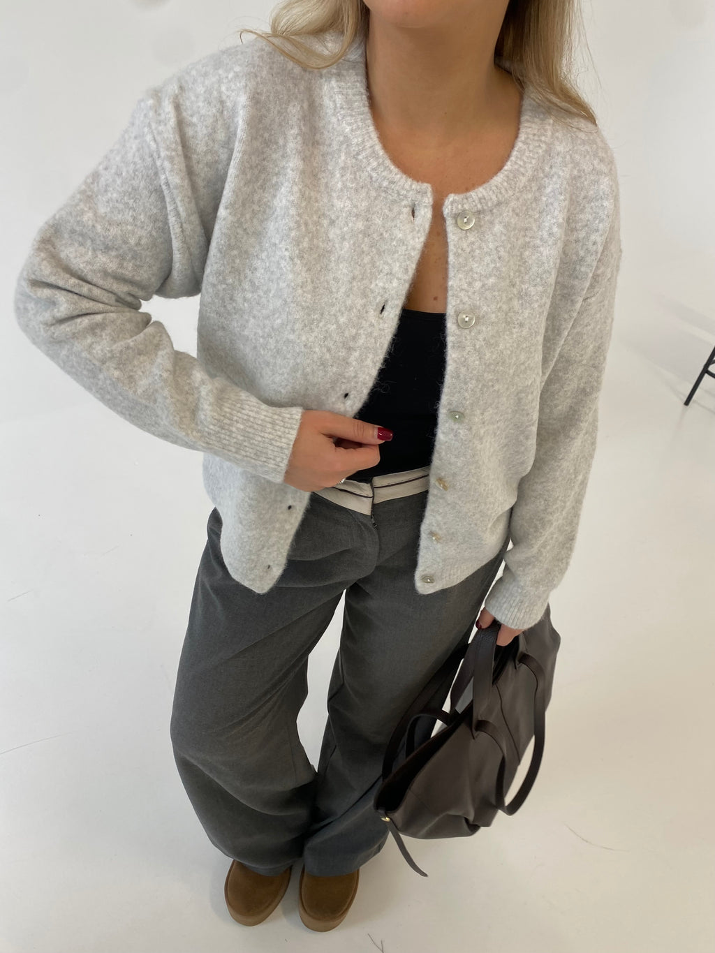 Jaukus pilkas susagstomas megztinis “Grey Hugs”