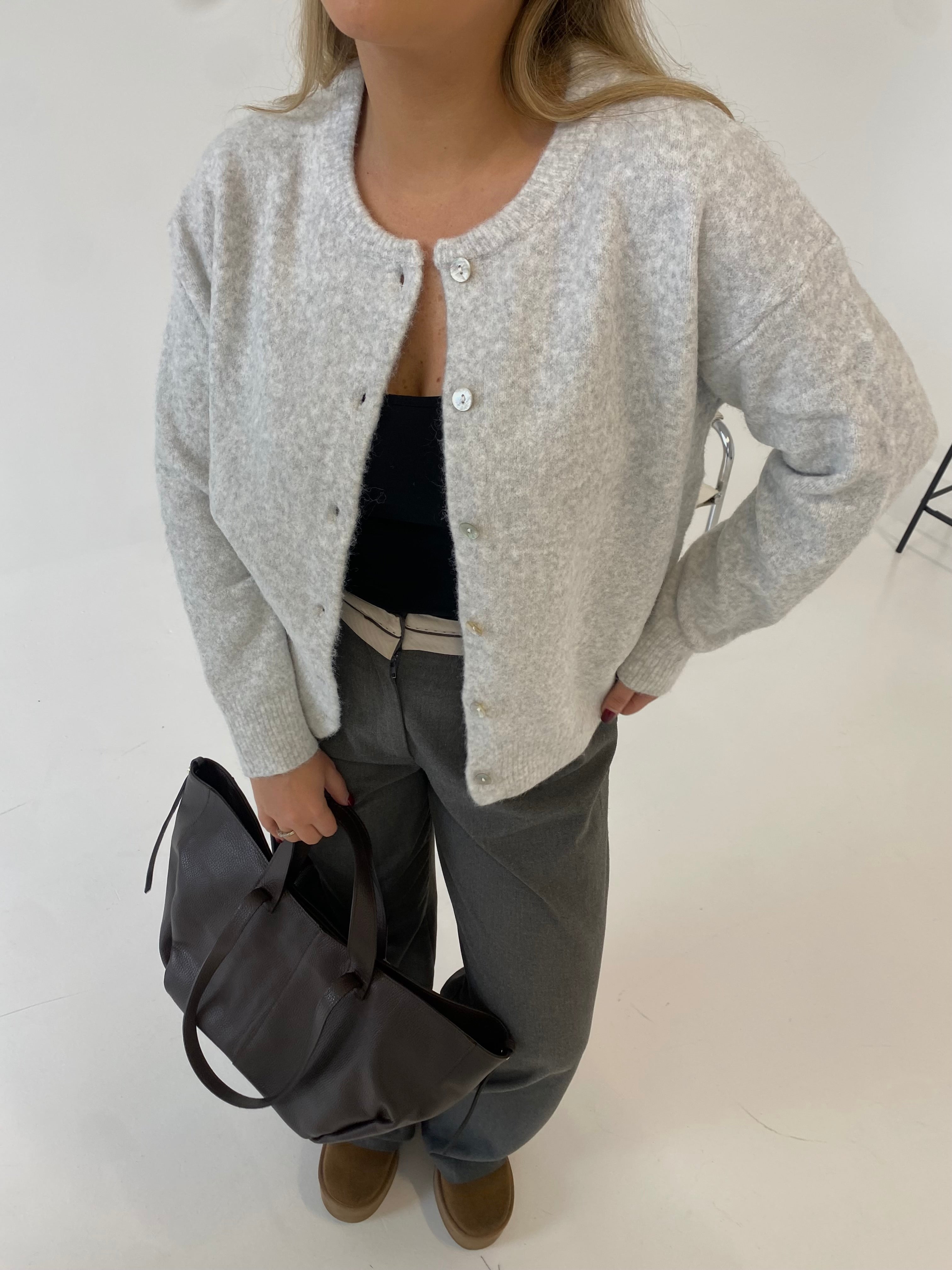 Jaukus pilkas susagstomas megztinis “Grey Hugs”