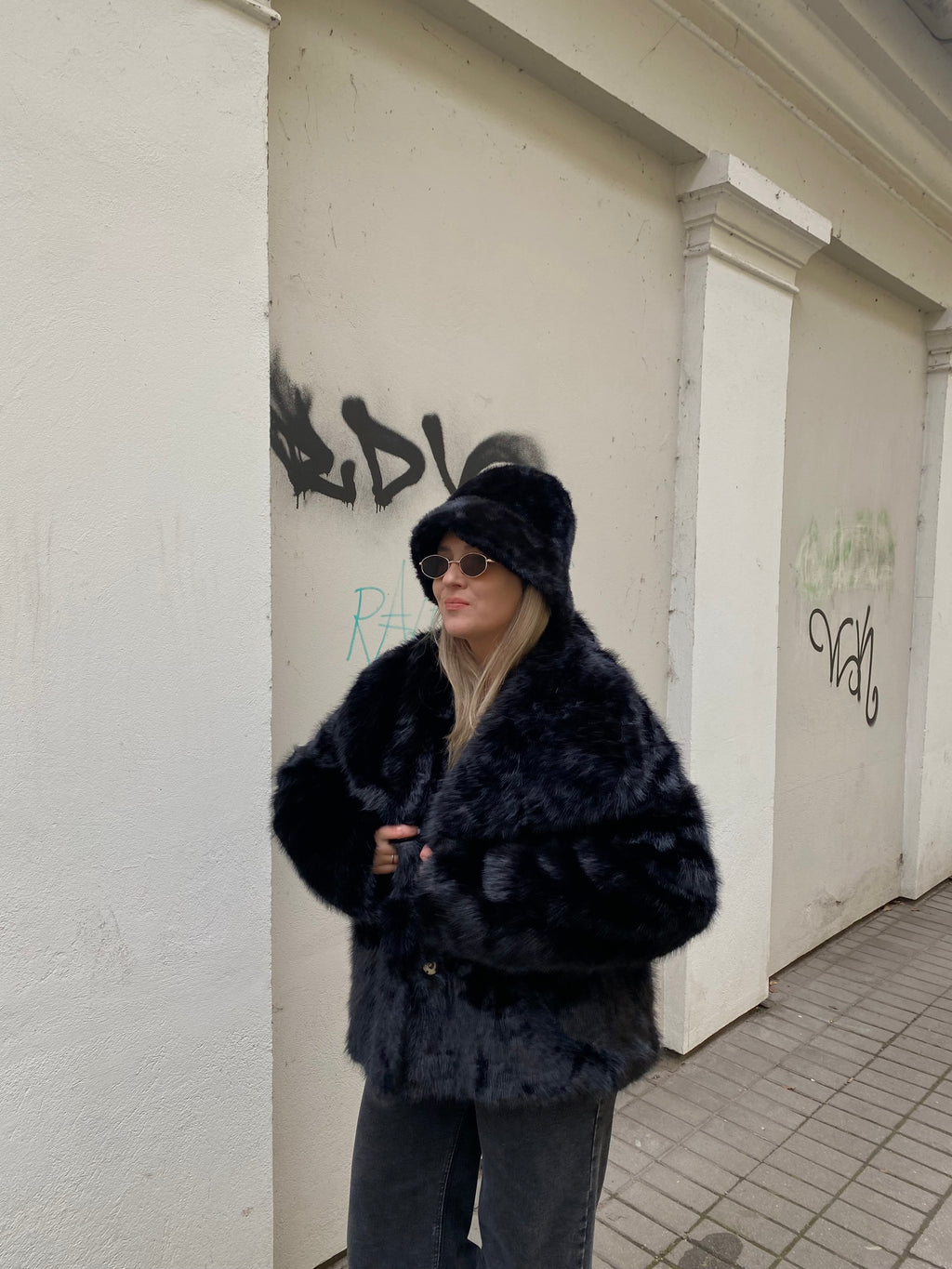 Juoda dirbtinio kailio bucket hat kepurė “Black Luxe Faux Fur Bucket Hat”