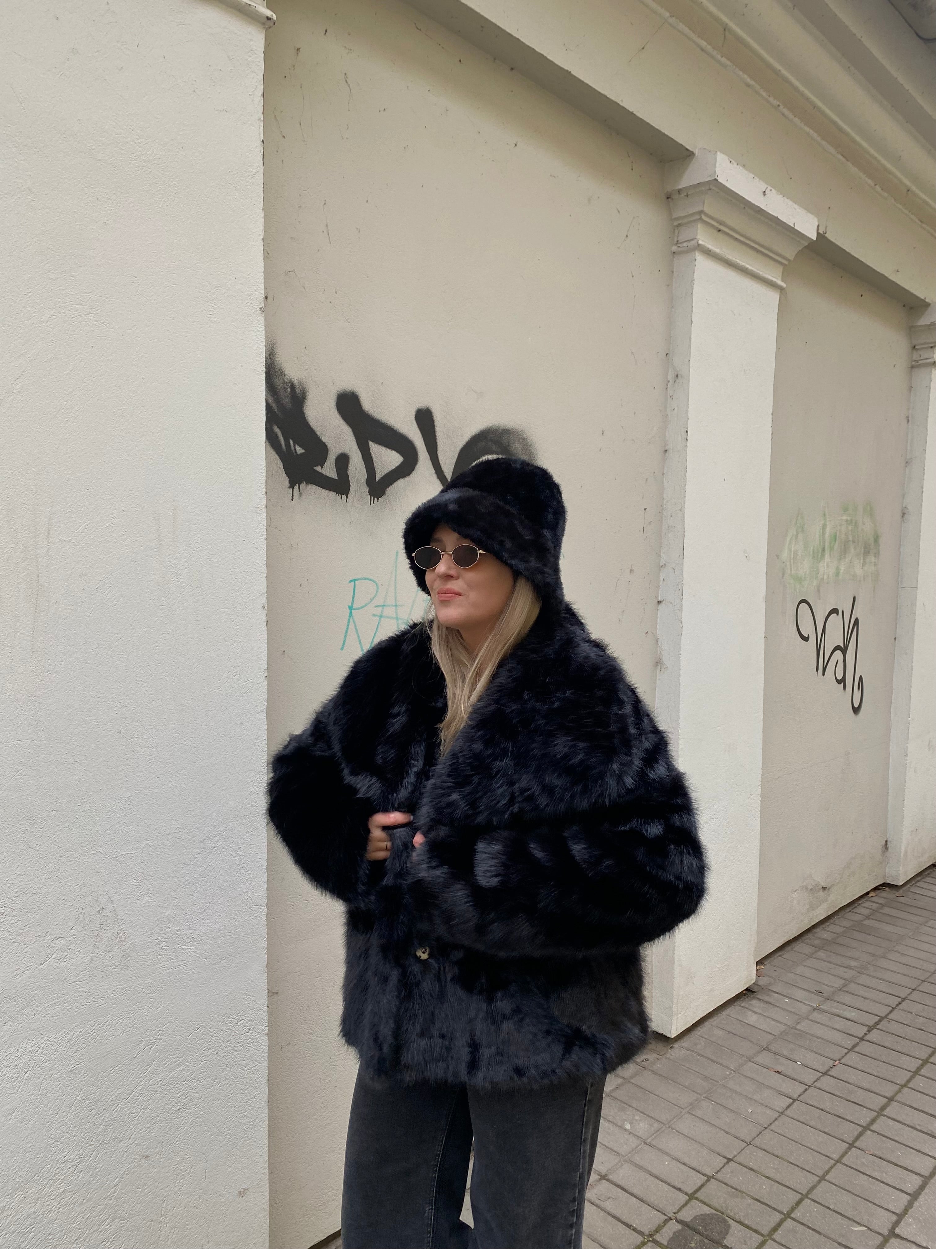 Juoda dirbtinio kailio bucket hat kepurė “Black Luxe Faux Fur Bucket Hat”