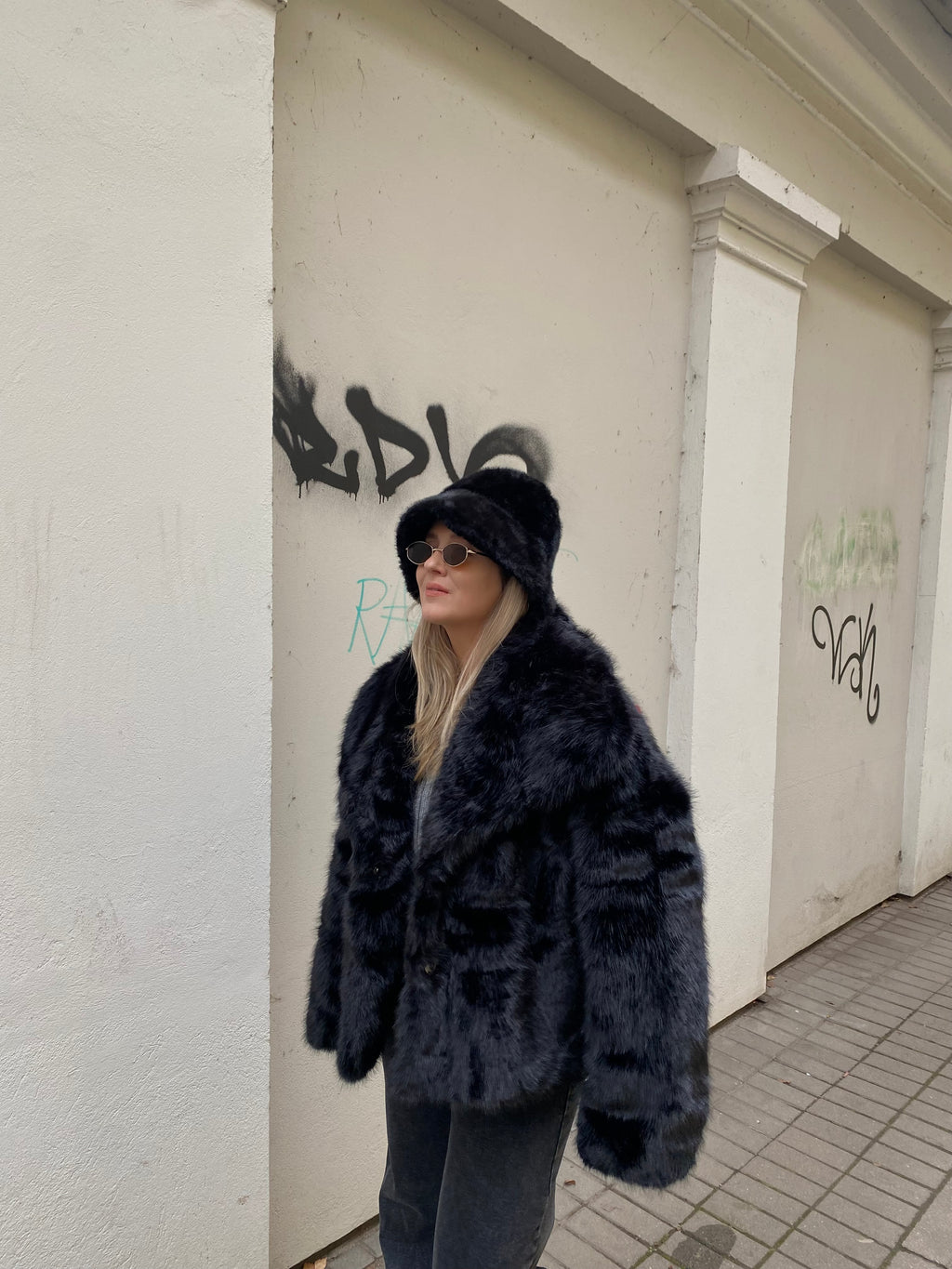 Juoda dirbtinio kailio bucket hat kepurė “Black Luxe Faux Fur Bucket Hat”