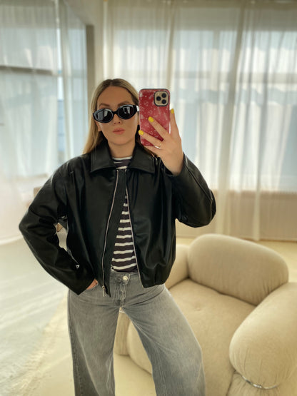Juoda eko odos striukė su įsiuvu nugaroje „Noire Form Jacket“