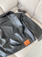 Juoda eko odos striukė su įsiuvu nugaroje „Noire Form Jacket“