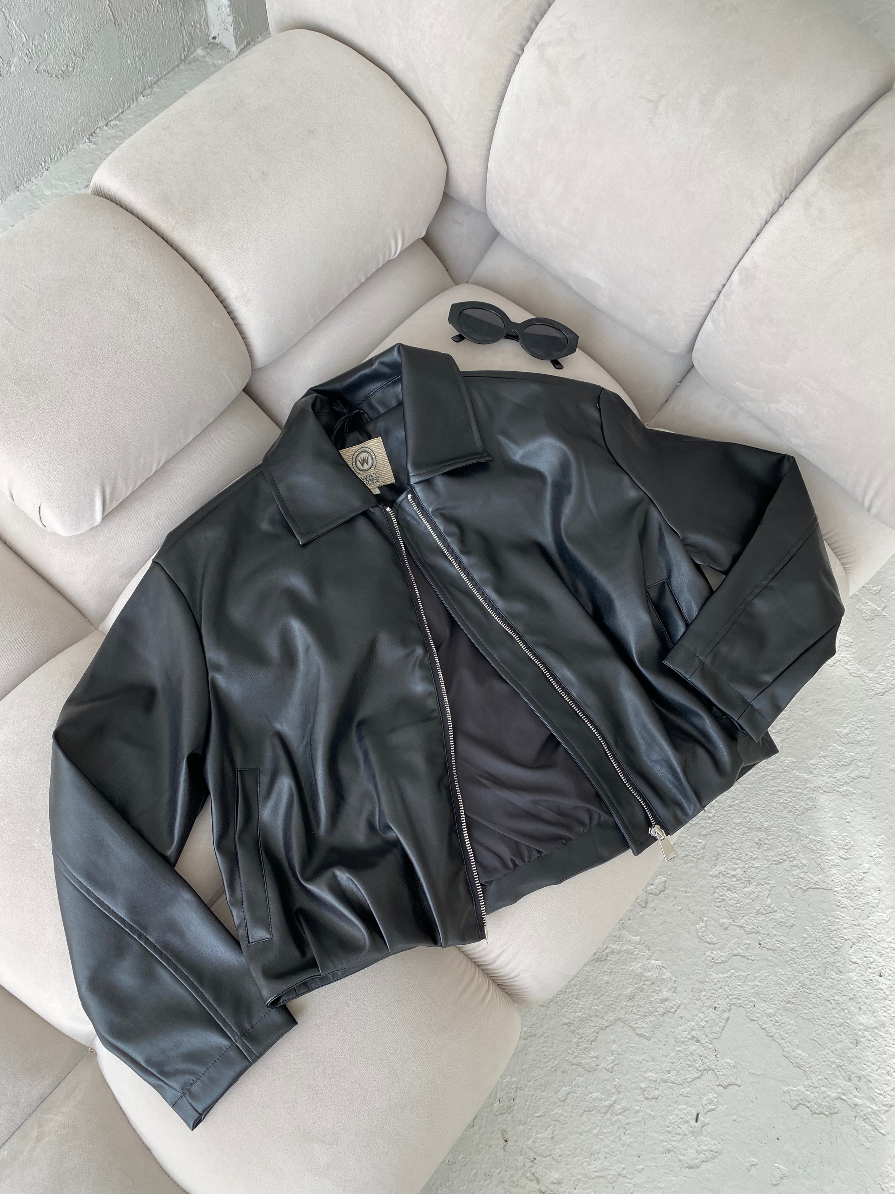 Juoda eko odos striukė su įsiuvu nugaroje „Noire Form Jacket“
