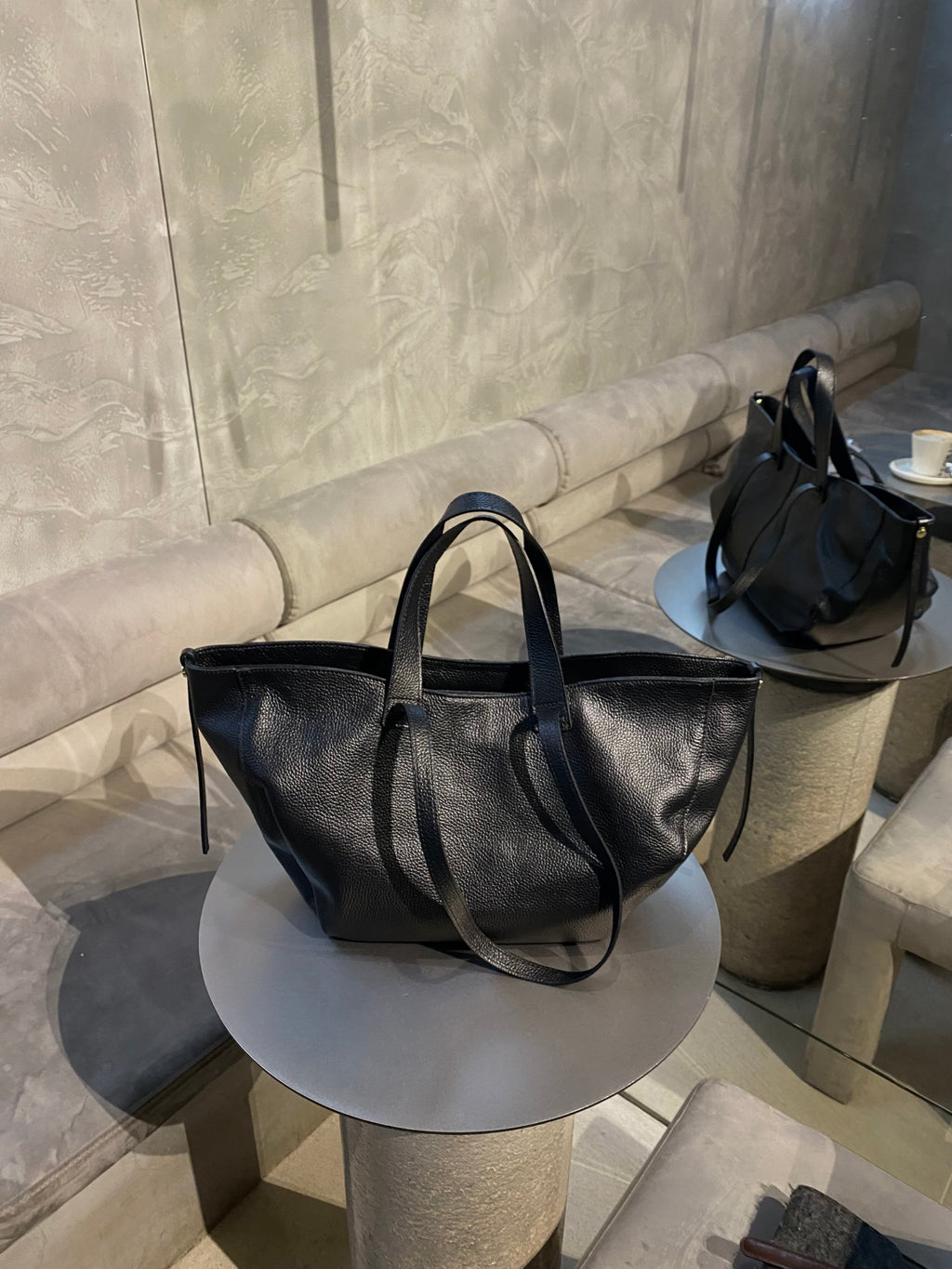 Natūralios odos juoda rankinė “Black Leather Elegance”