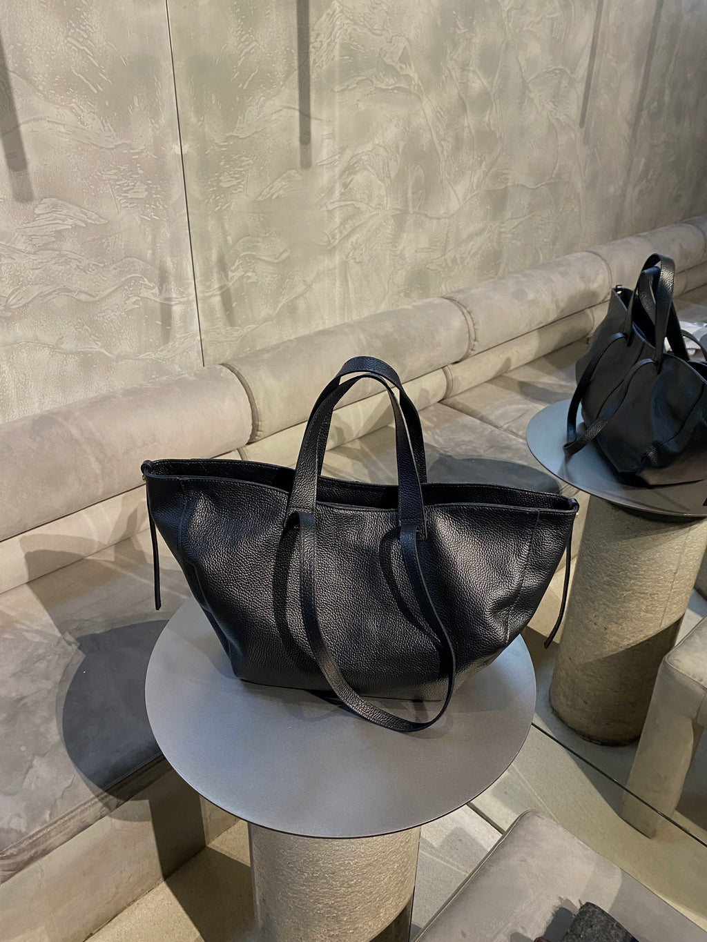 Natūralios odos juoda rankinė “Black Leather Elegance”