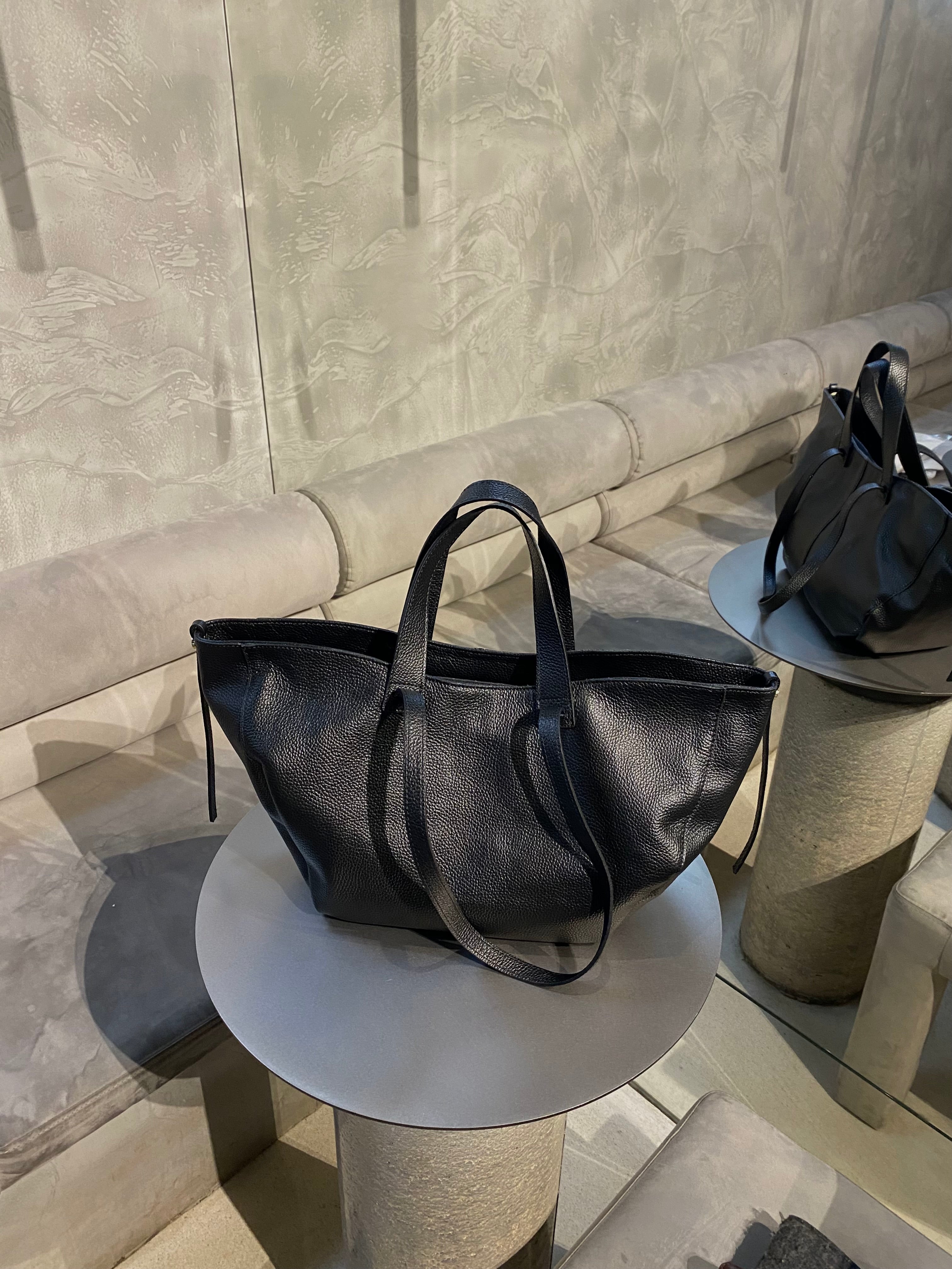 Natūralios odos juoda rankinė “Black Leather Elegance”