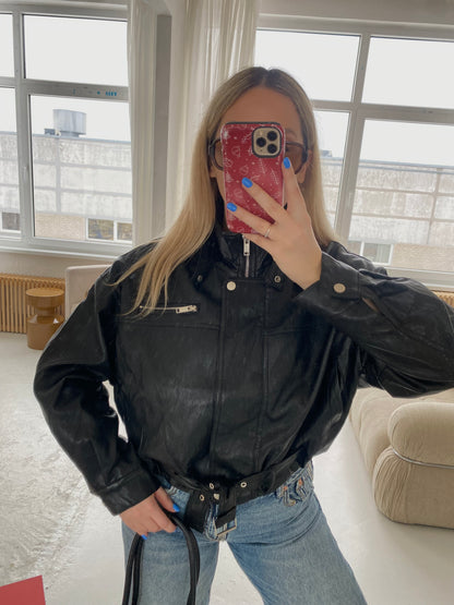 Juoda dirbtinės odos striukė su dirželiu „Valencia Belted Jacket“