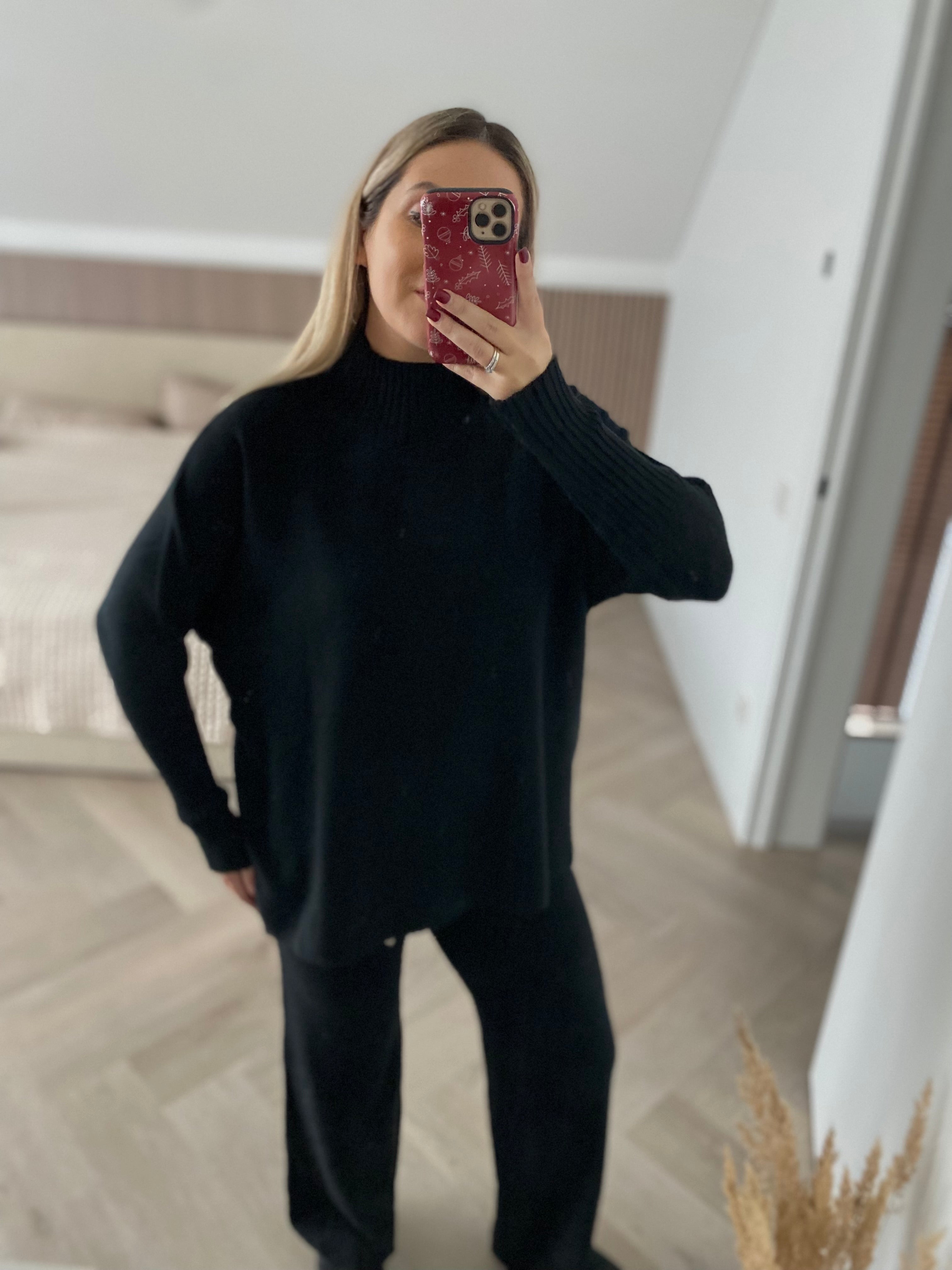 Juodas megztas laisvalaikio kostiumėlis “Black Knit Lounge Set”
