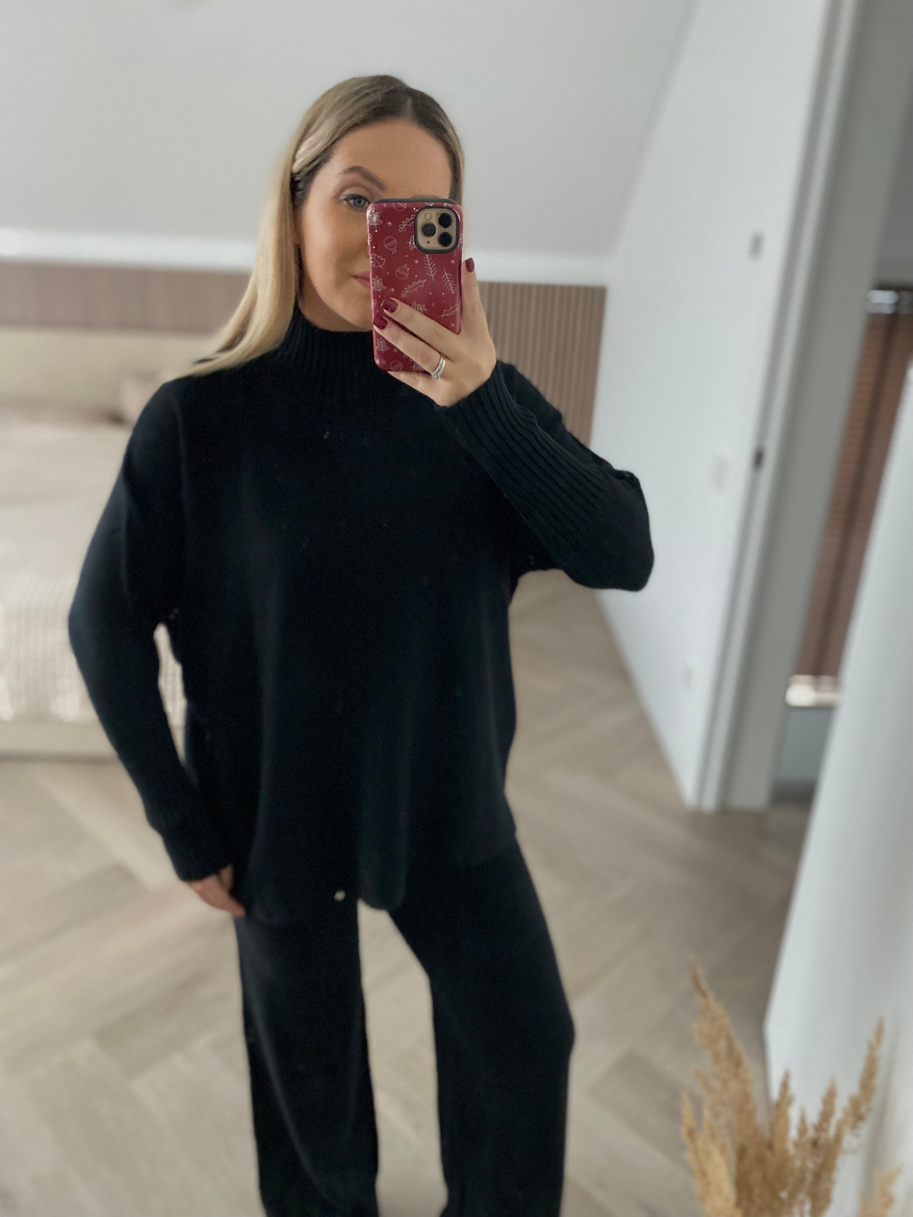 Juodas megztas laisvalaikio kostiumėlis “Black Knit Lounge Set”