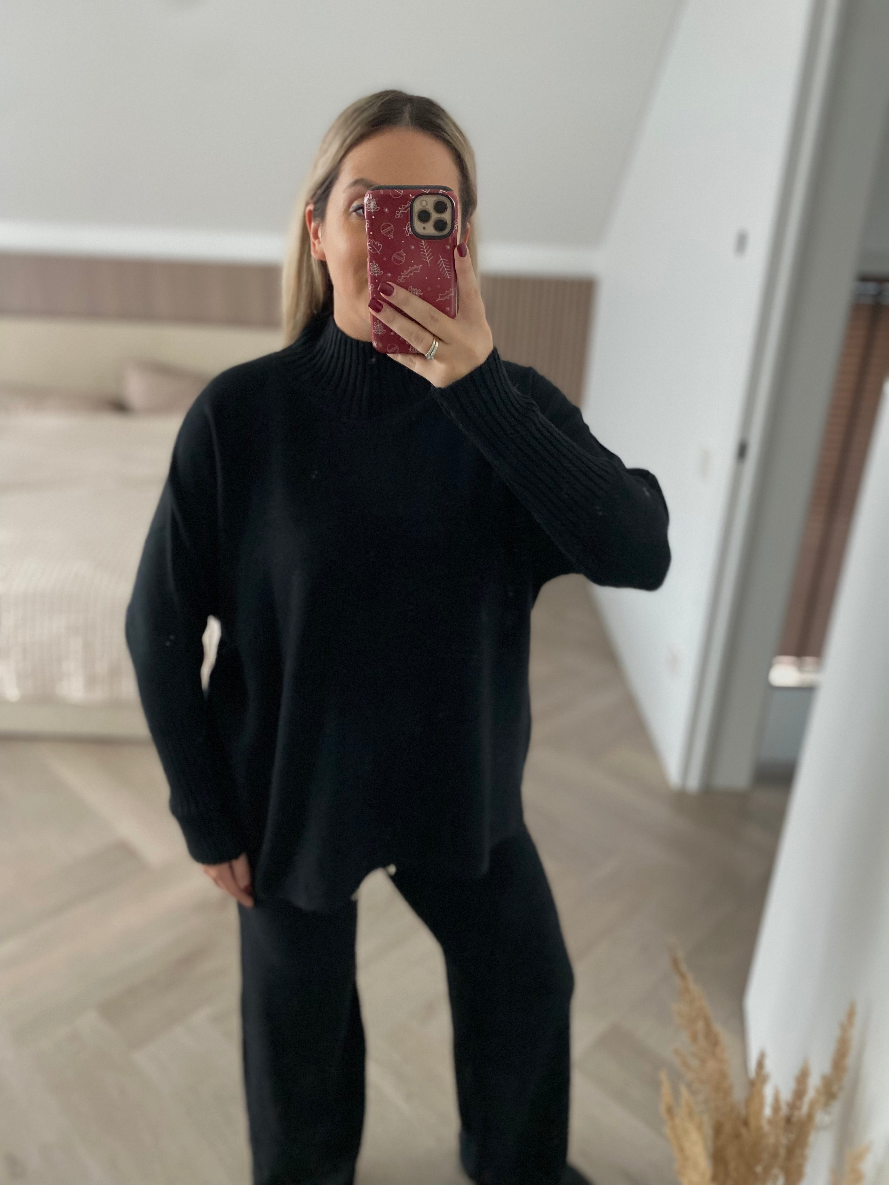 Juodas megztas laisvalaikio kostiumėlis “Black Knit Lounge Set”